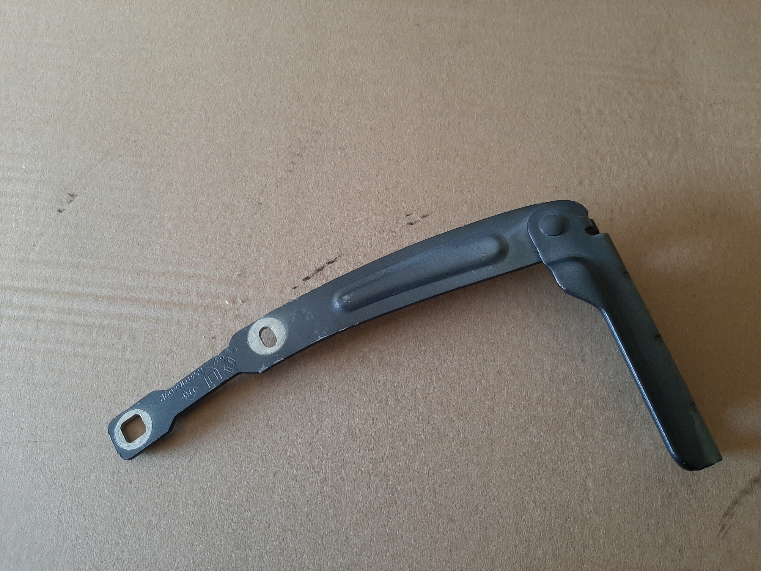 Dacia Duster петля капота 654016409r