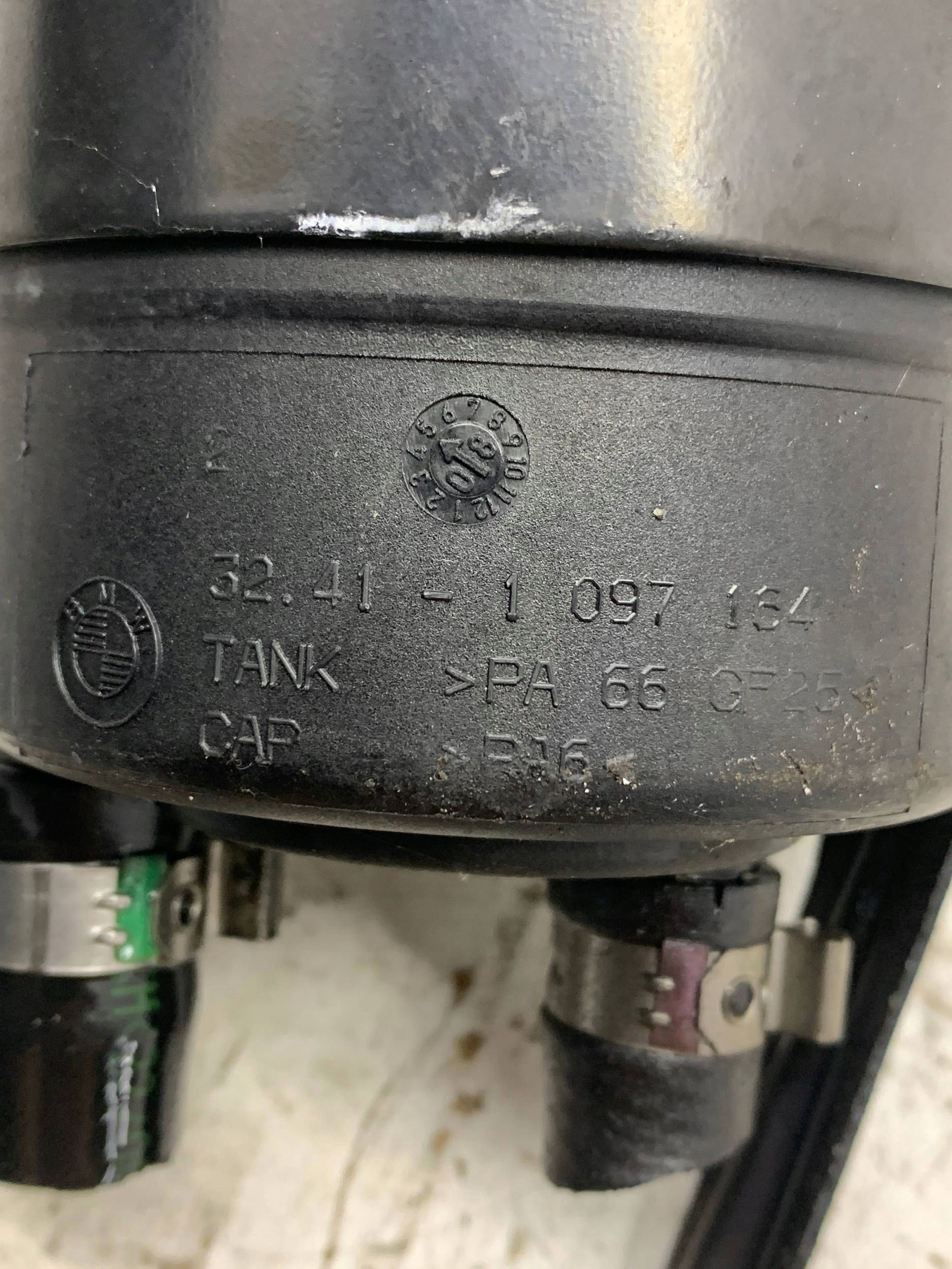 nadrzka na servo BMW E60 (2003-2010) 2.0D