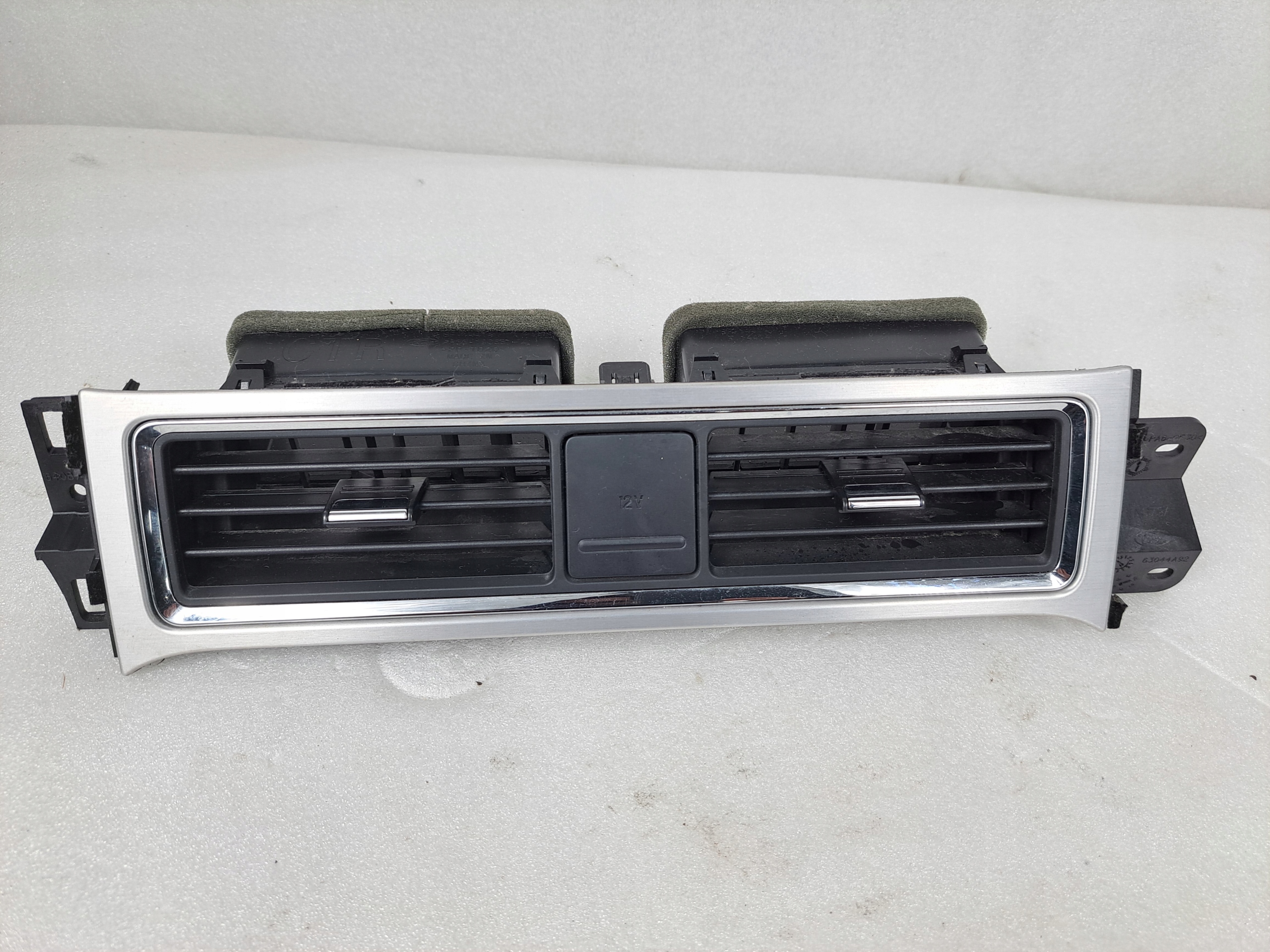 AR33-19C681 - FORD MUSTANG V 10-14 ЦЕНТРАЛЬНАЯ ВЕНТИЛЯЦИОННАЯ РЕШЕТКА