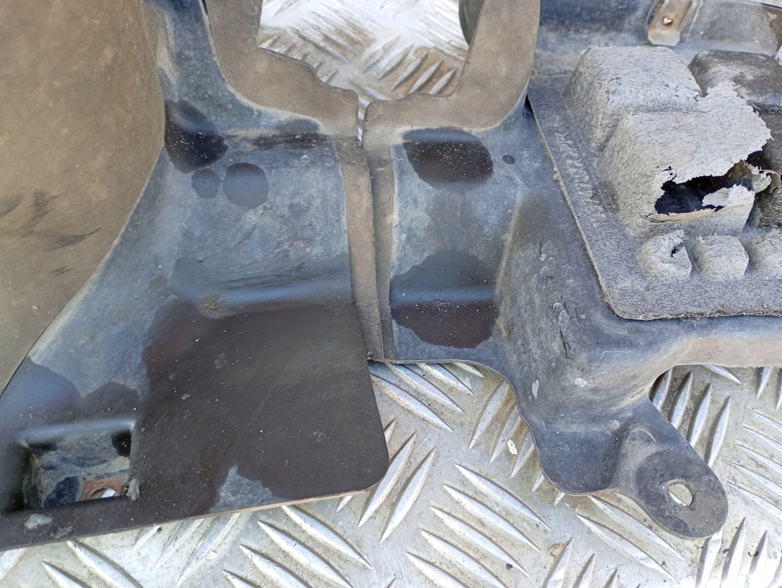 Blende Abdeckung przekladni links oder rechts vorne BMW E61 E60