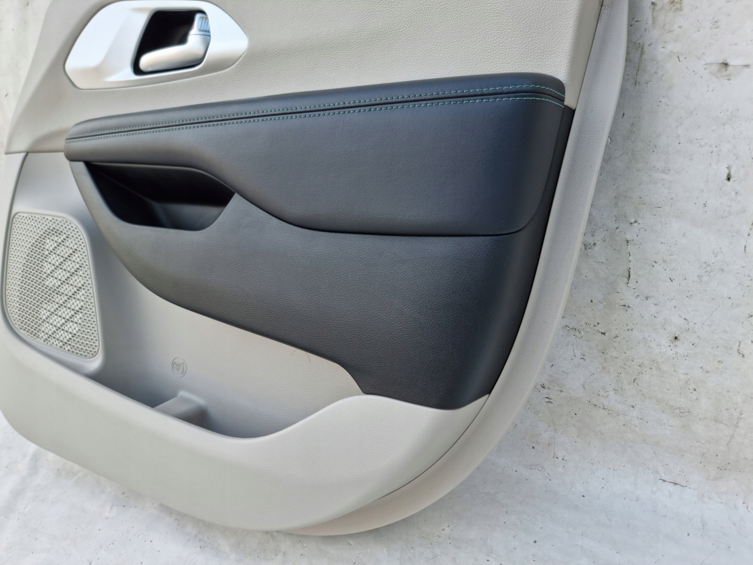 CHRYSLER PACIFICA гибрид дверные карты правый 17r
