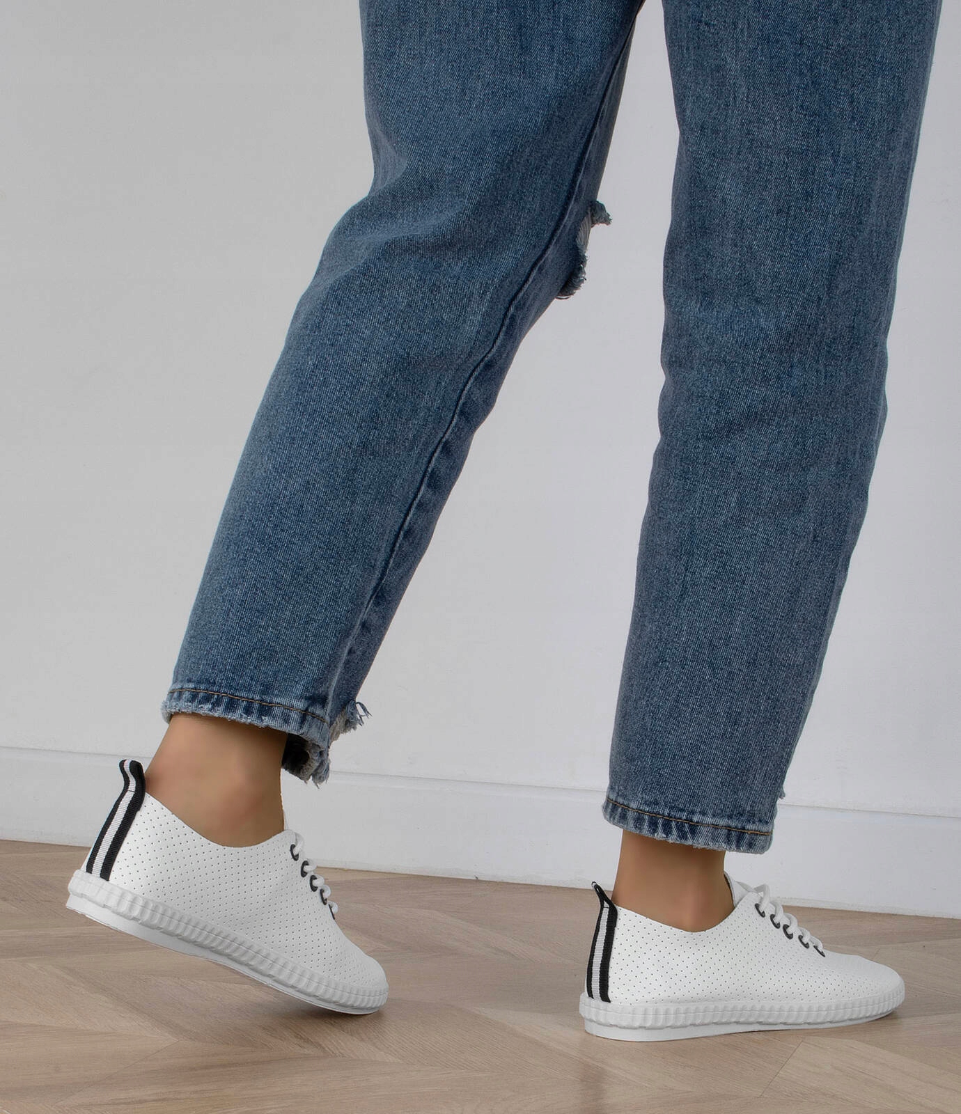 BIAŁE SKÓRZANE AŻUROWE TRAMPKI TENISÓWKI 38 Płeć kobieta