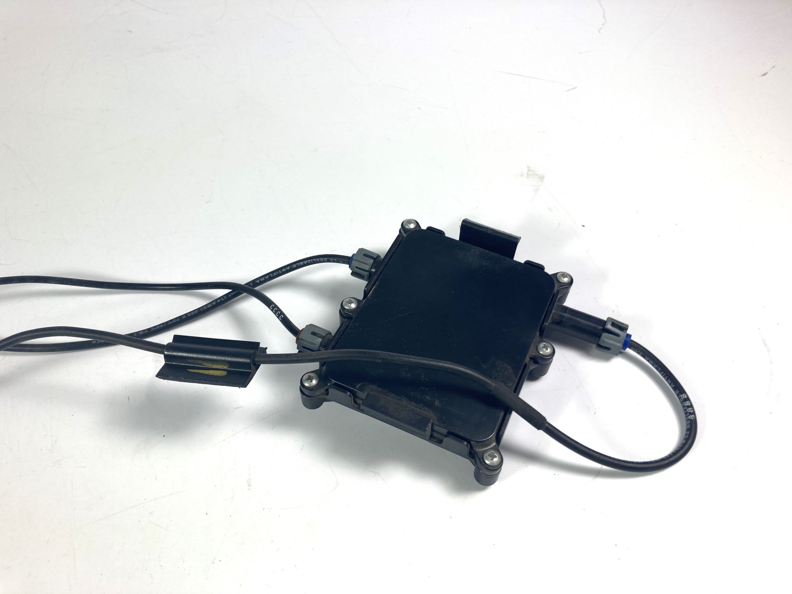 Chevrolet Corvette C7 module amplifier anteny radiowej right 2018-19