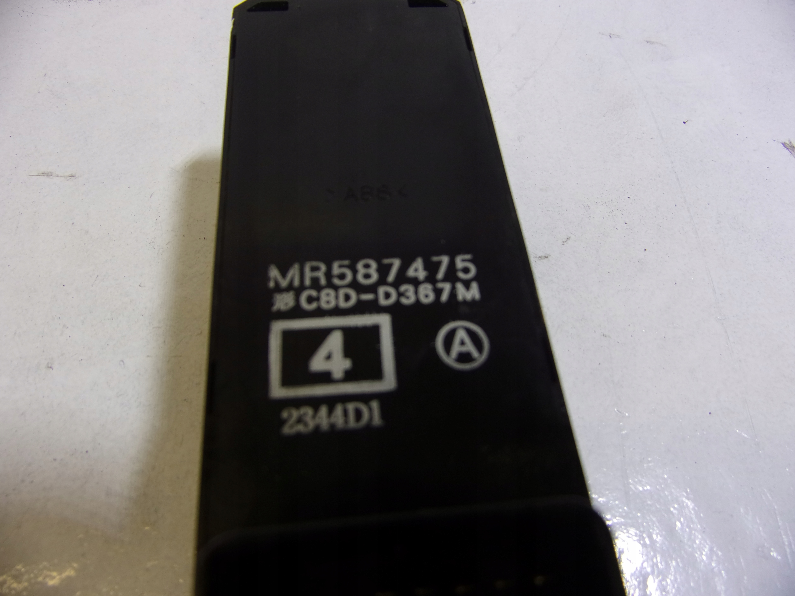 control panel of the window driver´s MITSUBISHI COLT MR587475