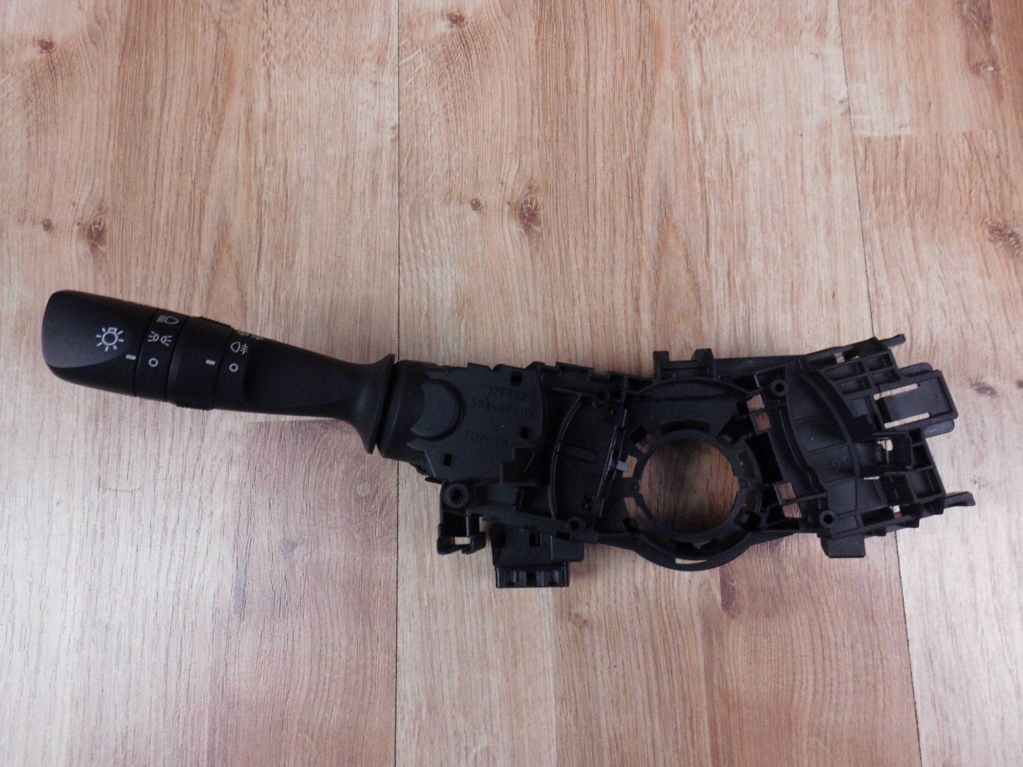 TOYOTA Auris II light switch manetka 17F849