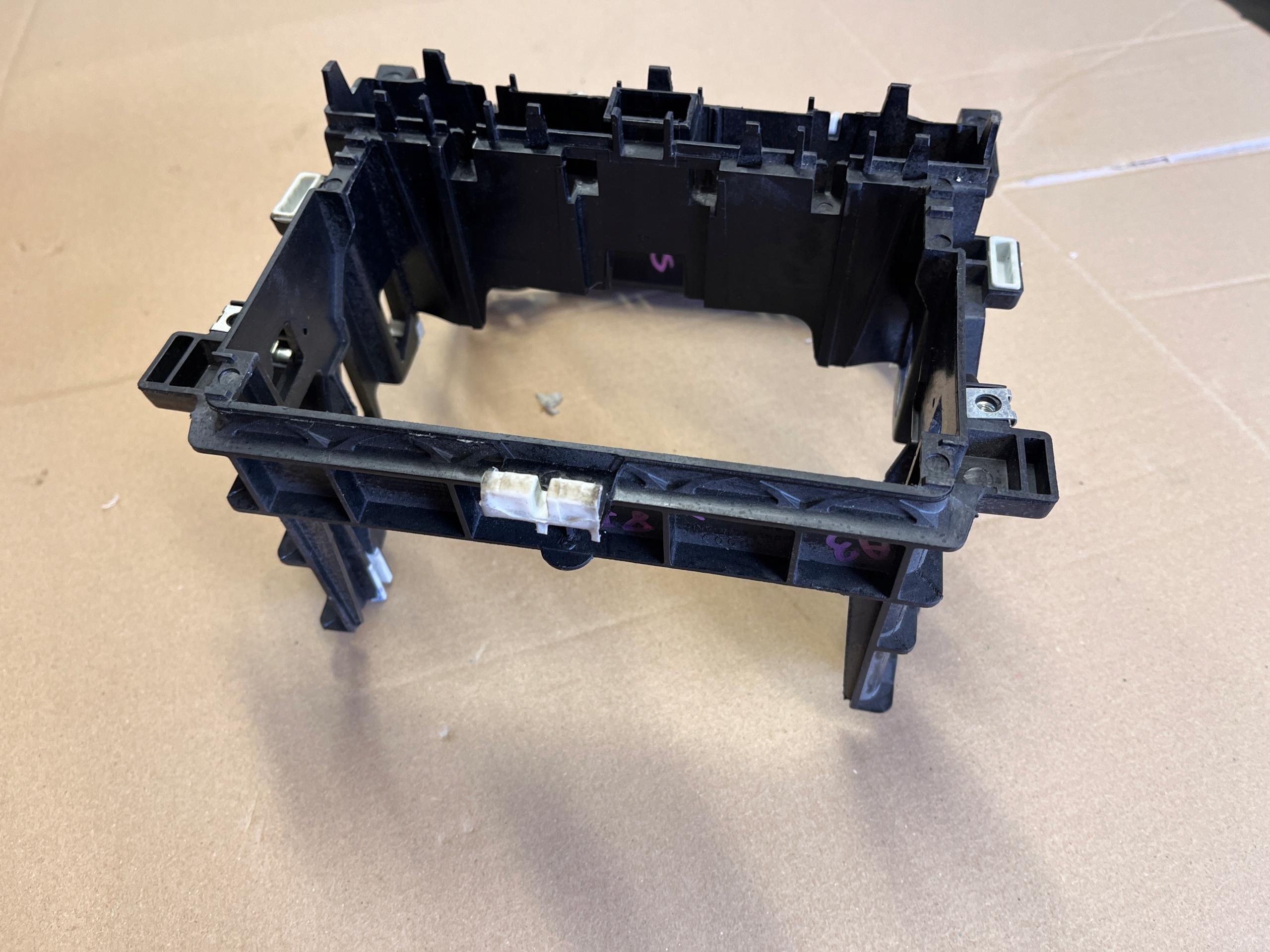 AUDI A3 8P RAMKA MOCOWANIE RADIA 8P0858005D Kod producenta 8P0858005D