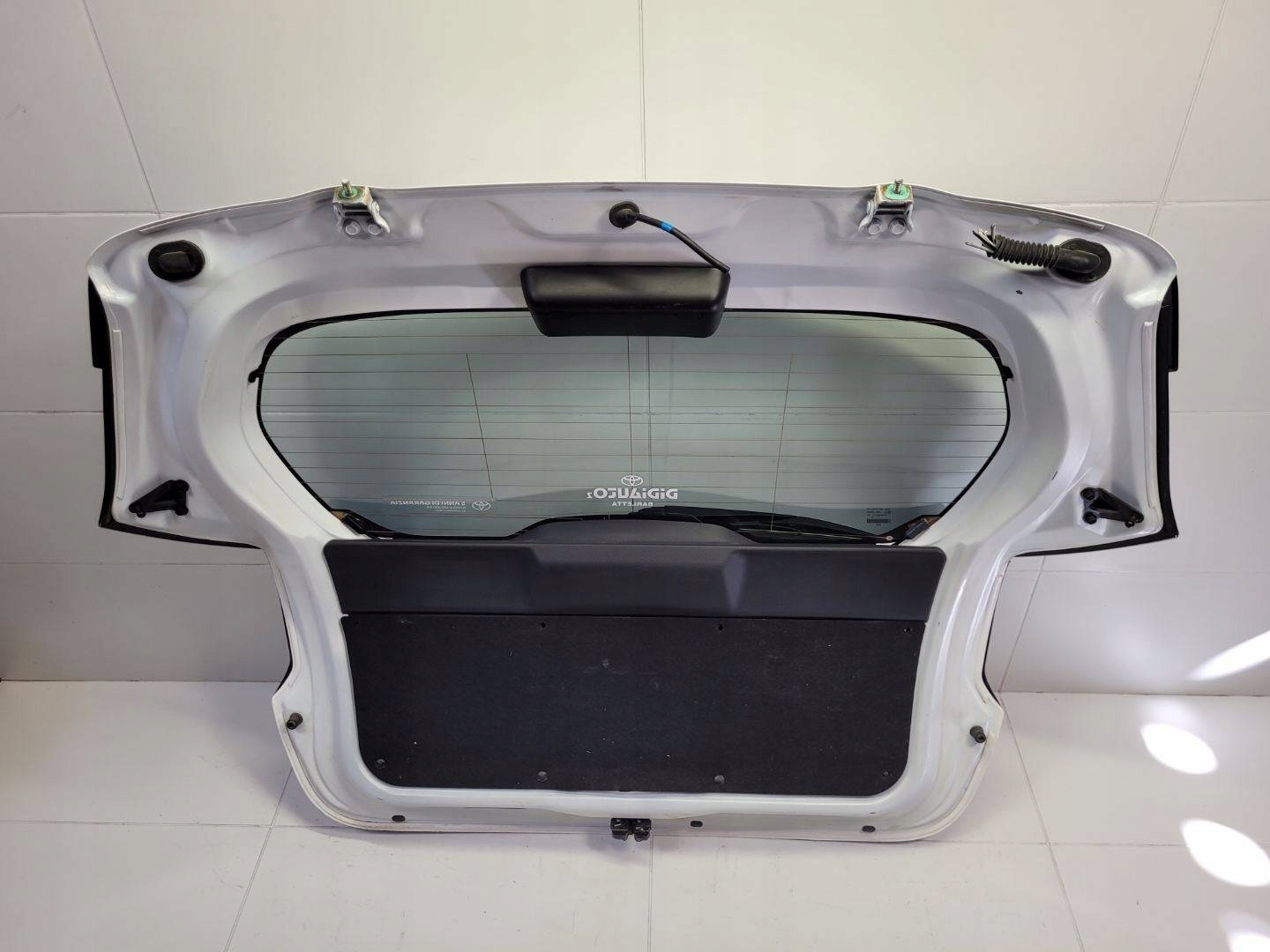rear trunk door boot Toyota Yaris XP130 2nd facelift 2018