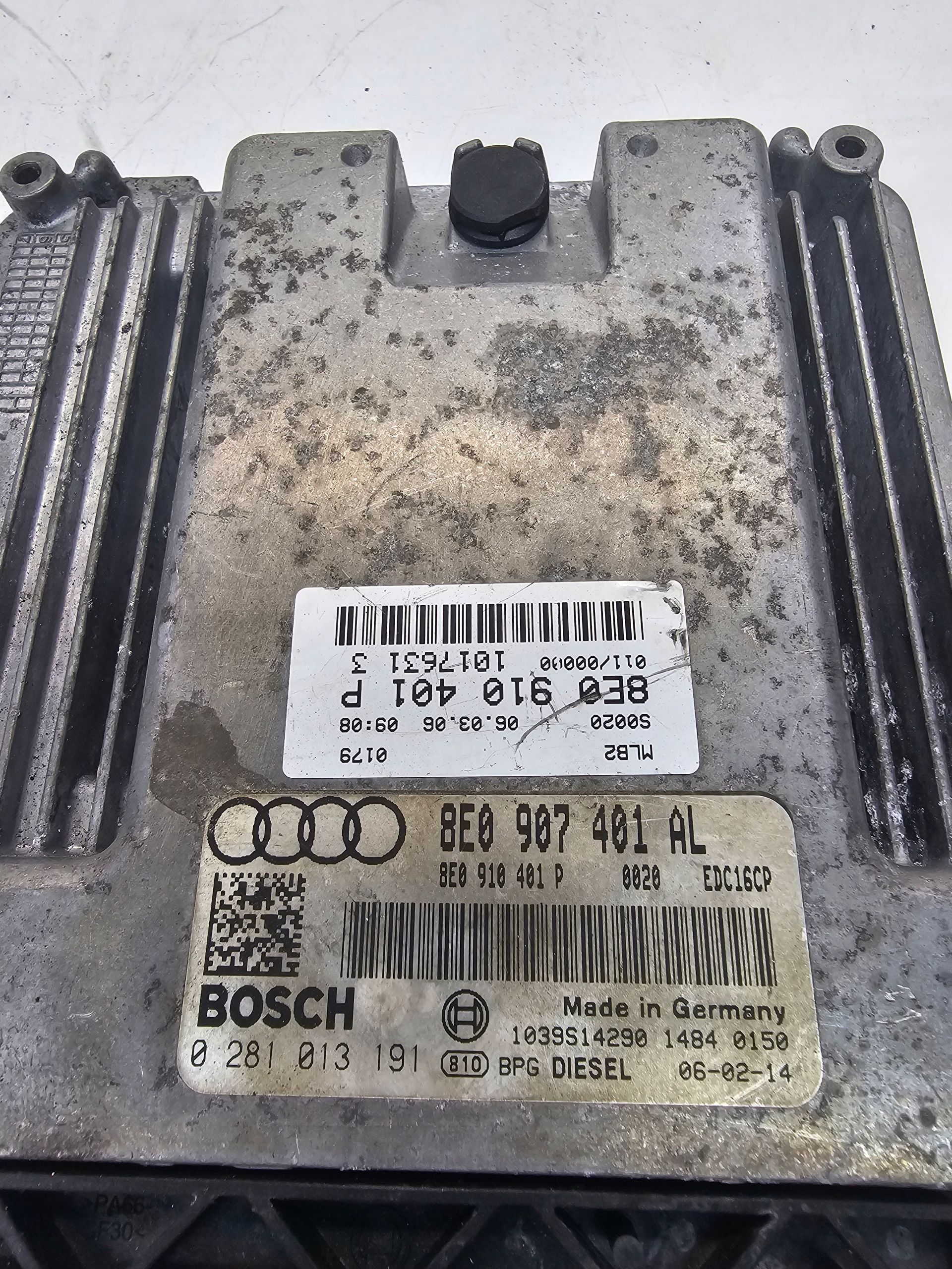 control unit computer of the engine AUDI A4 B7 3.0 TDI 8E0907401AL 8E0910401P