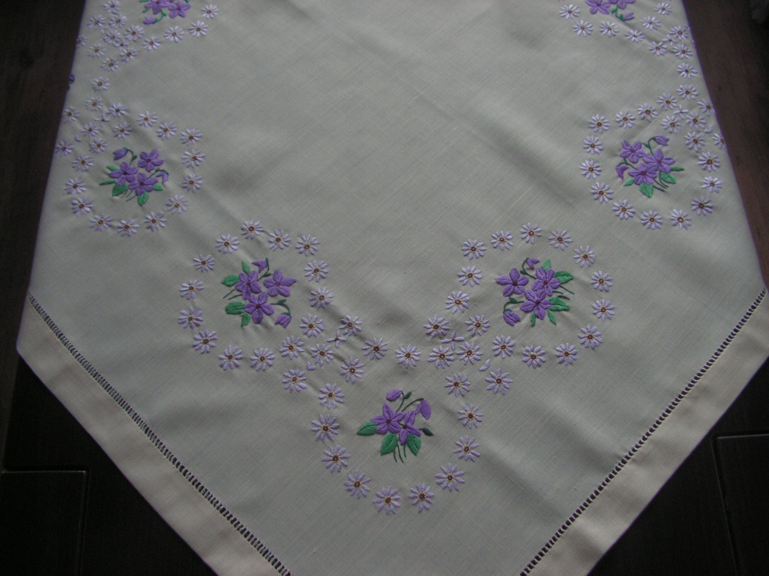 Милая Вышитая Скатерть