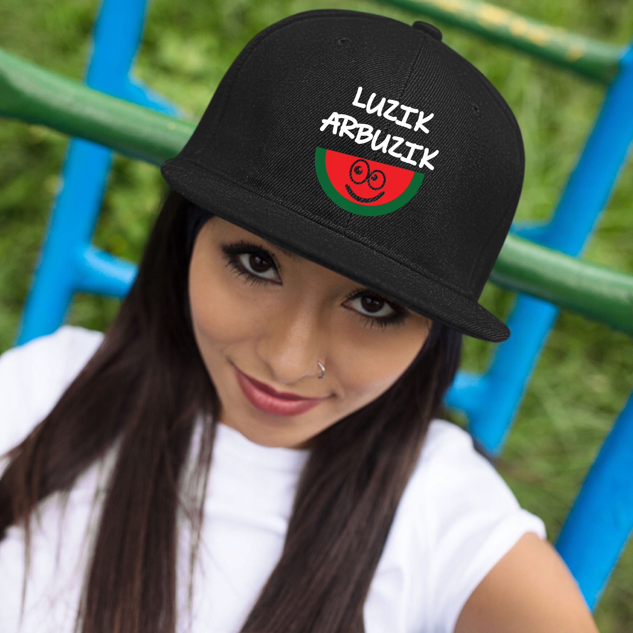 MODNA CZAPKA Z PŁASKIM DASZKIEM SNAPBACK LUZIK Rozmiar uniwersalny