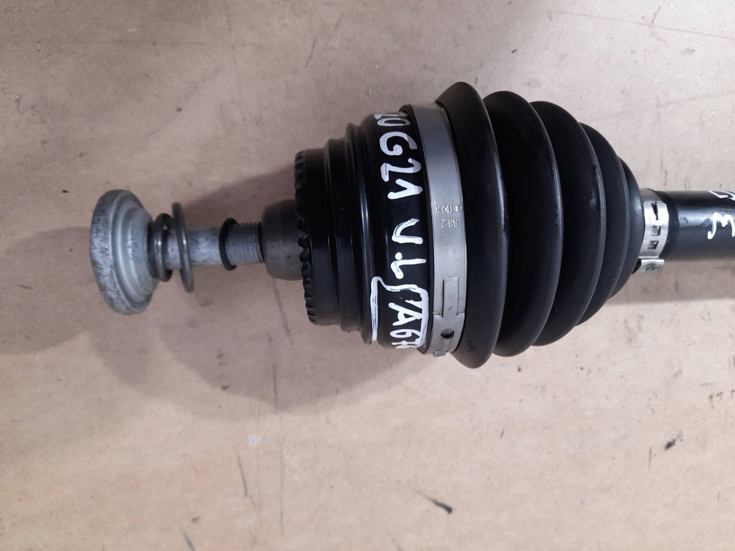 BMW 3 G20 G21 semi-axis front left 3,0 D / AUTOMAT 8682367 (A676)