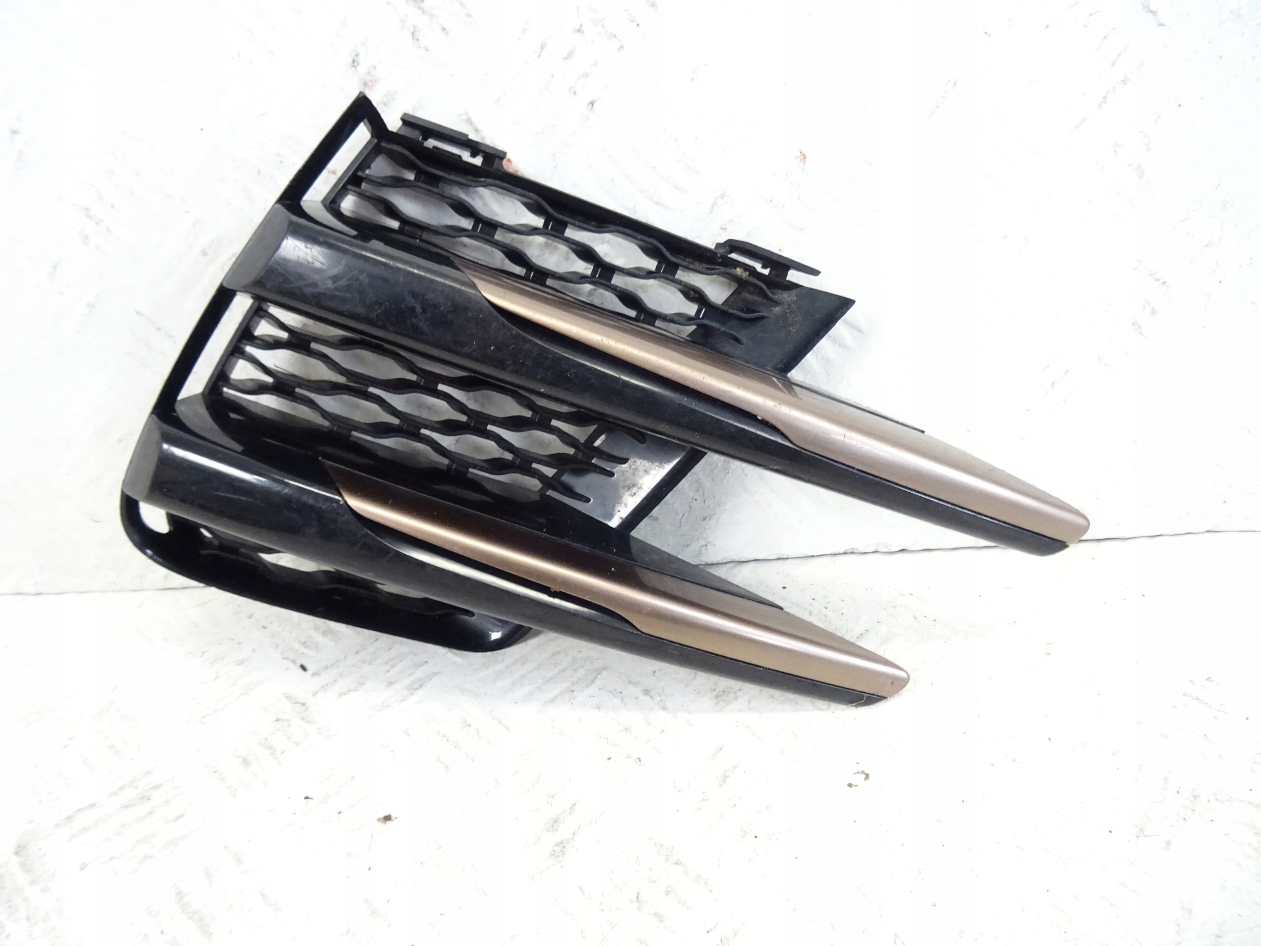 grid of a bumper front front right RANGE ROVER VELAR L560 J8A2-17E853