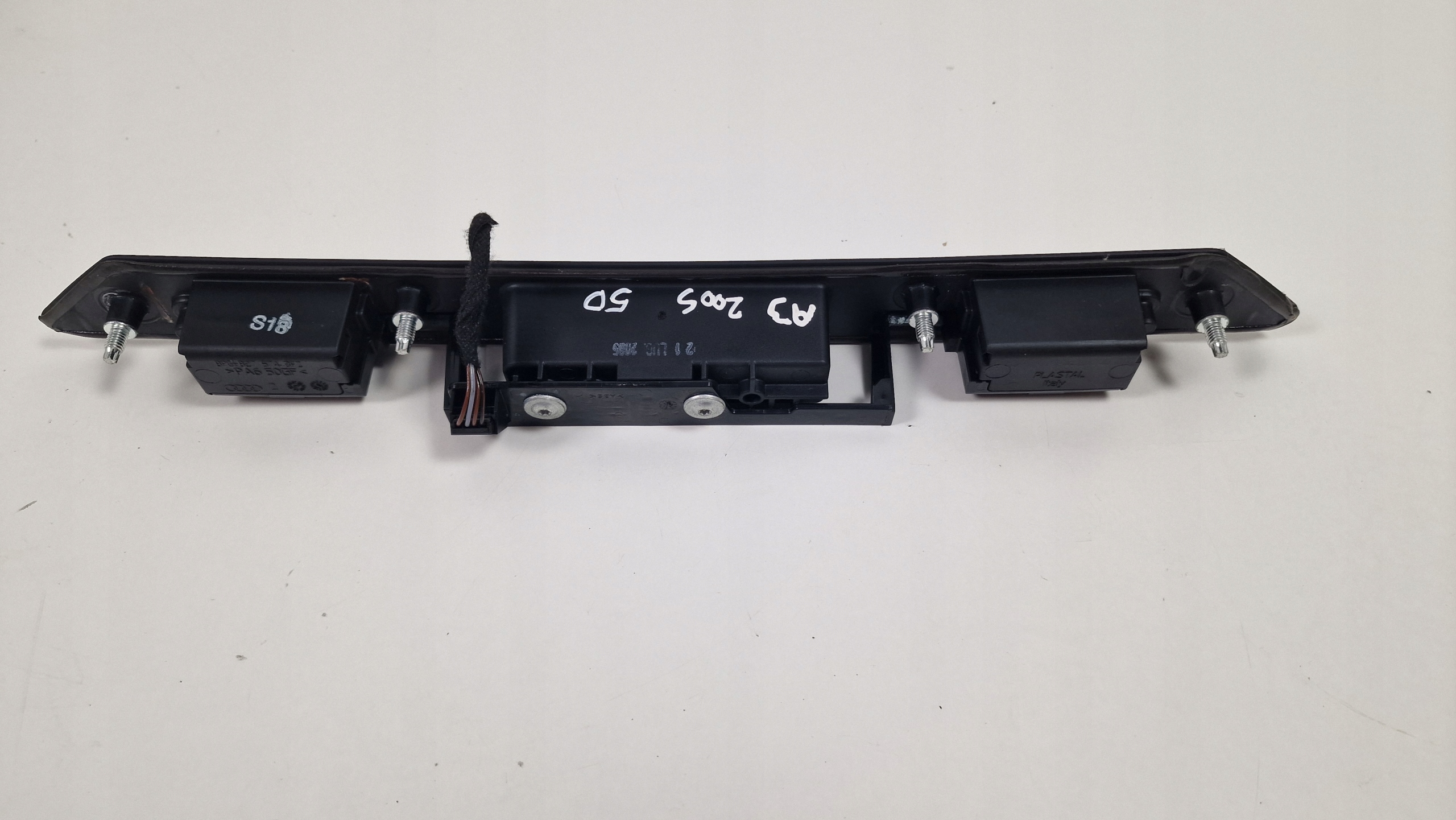 AUDI A3 MIKROSTYK button bonnet moulding 8P4827574