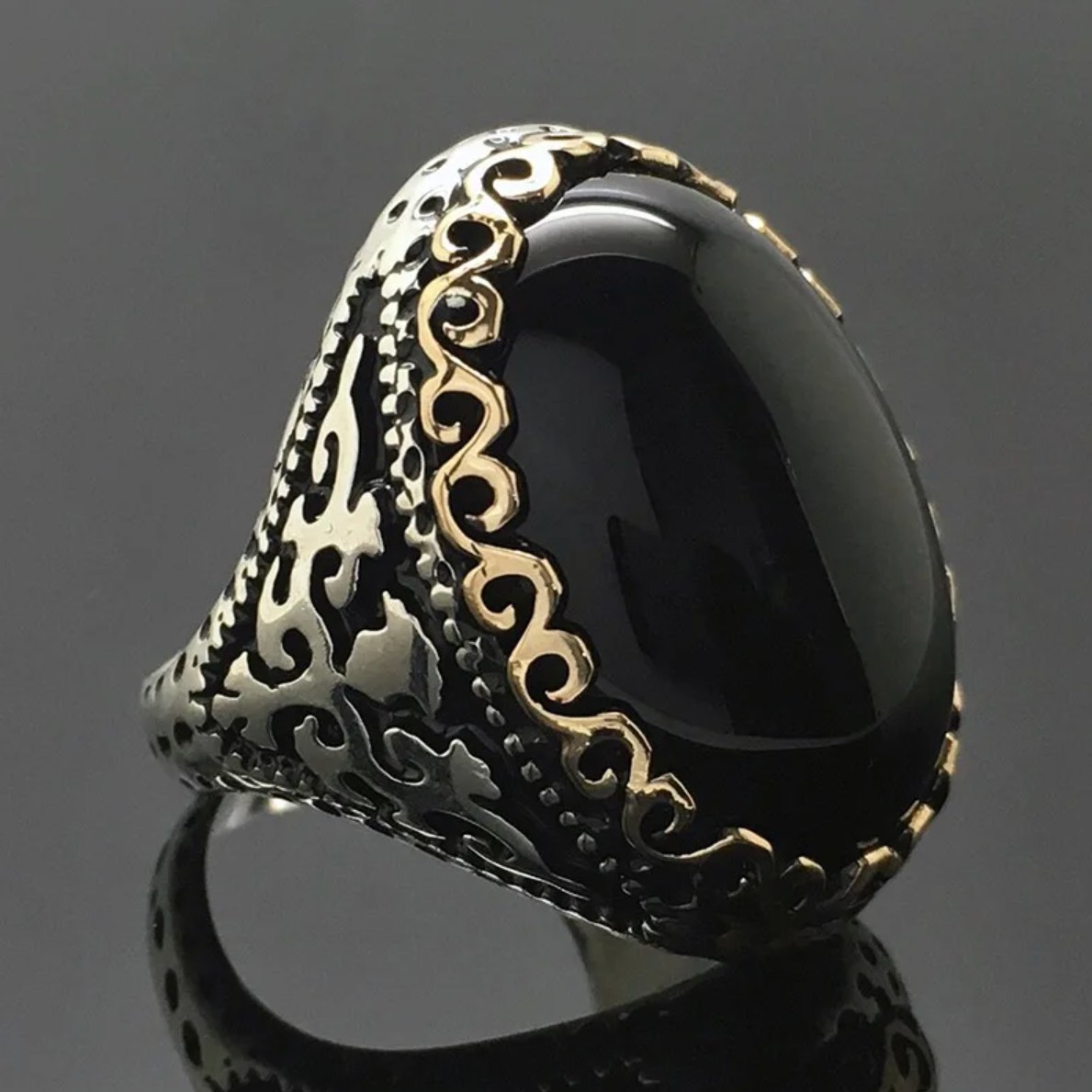 Stříbrný elegantní signet s velkým onyxem, zlatá gravírovaná Ocel, ušlechtilá