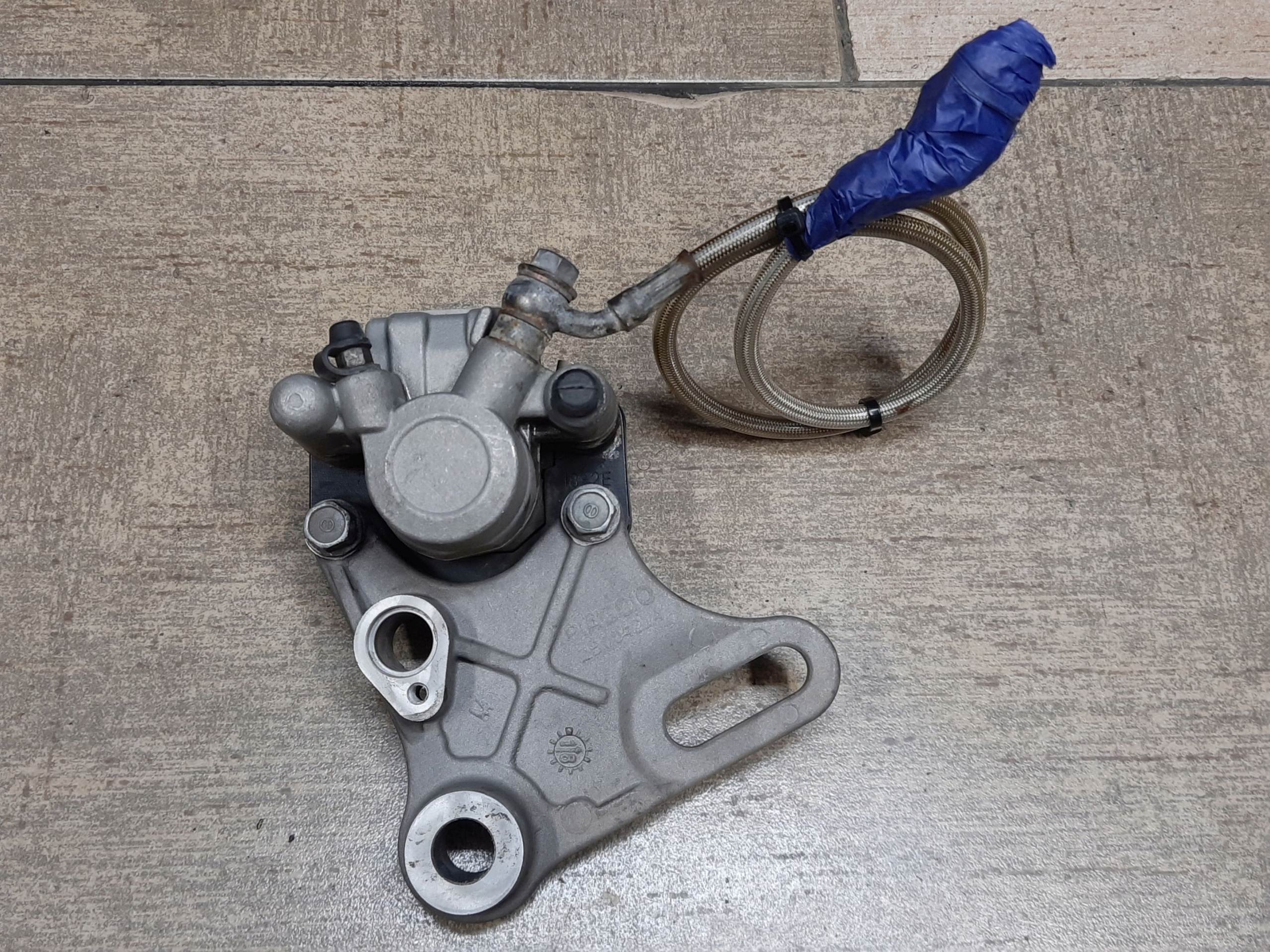 2R000372 - Гальмівний супорт задній Aprilia SX RX 125 ABS 18-22