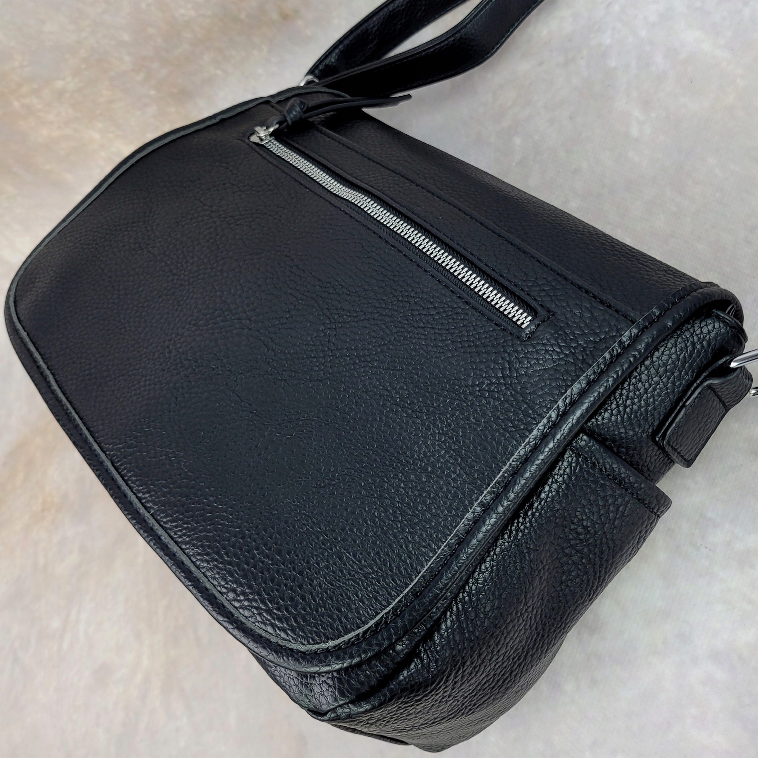 Torebka listonoszka długi pasek torba damska na ramię czarna lekka miękka Kolor okuć srebrny