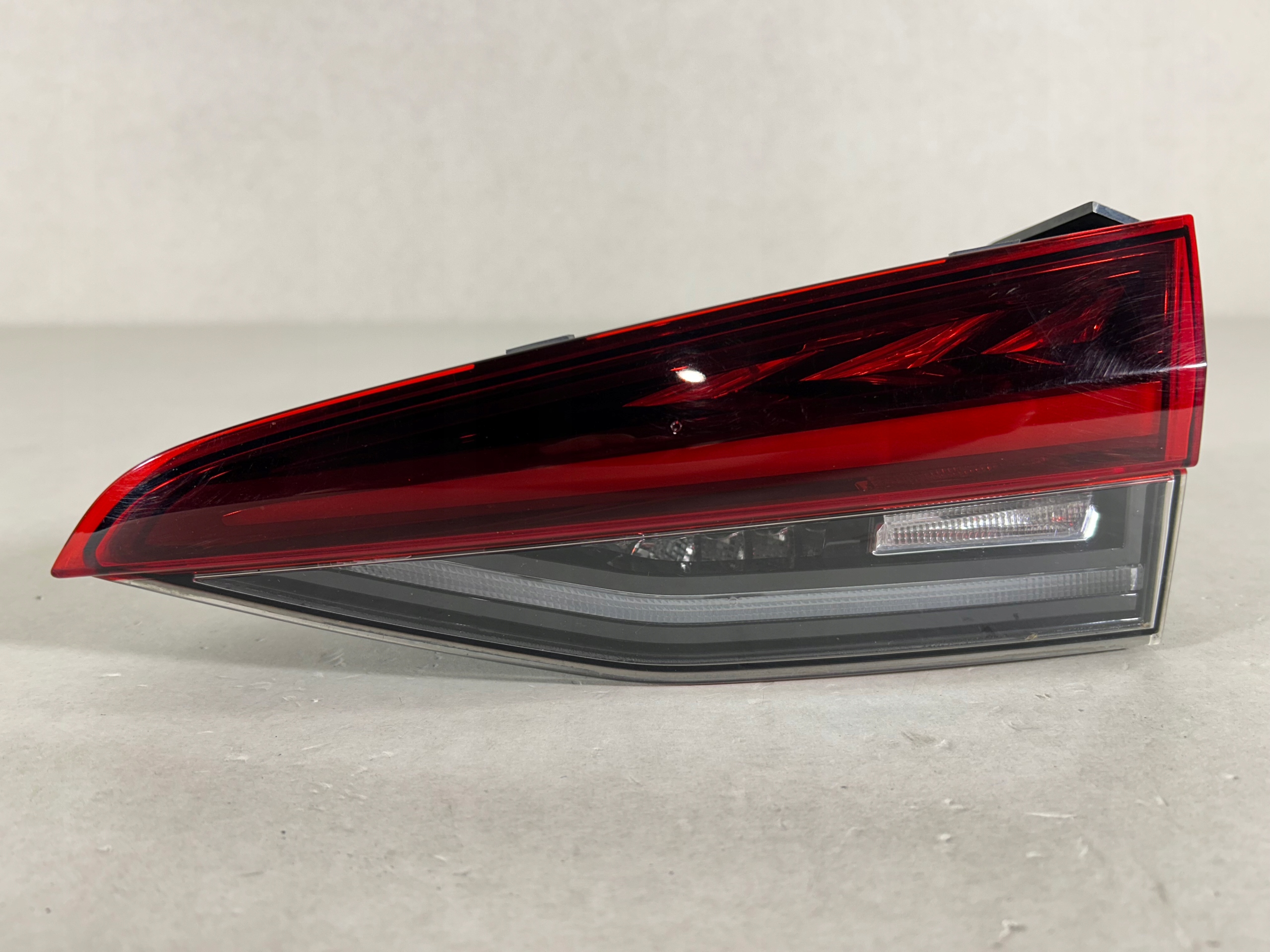 SKODA OCTAVIA 4 IV 5E7 KOMBI LED PRAWA TYLNA LAMPA KLAPA ORYG. 5E7945308A