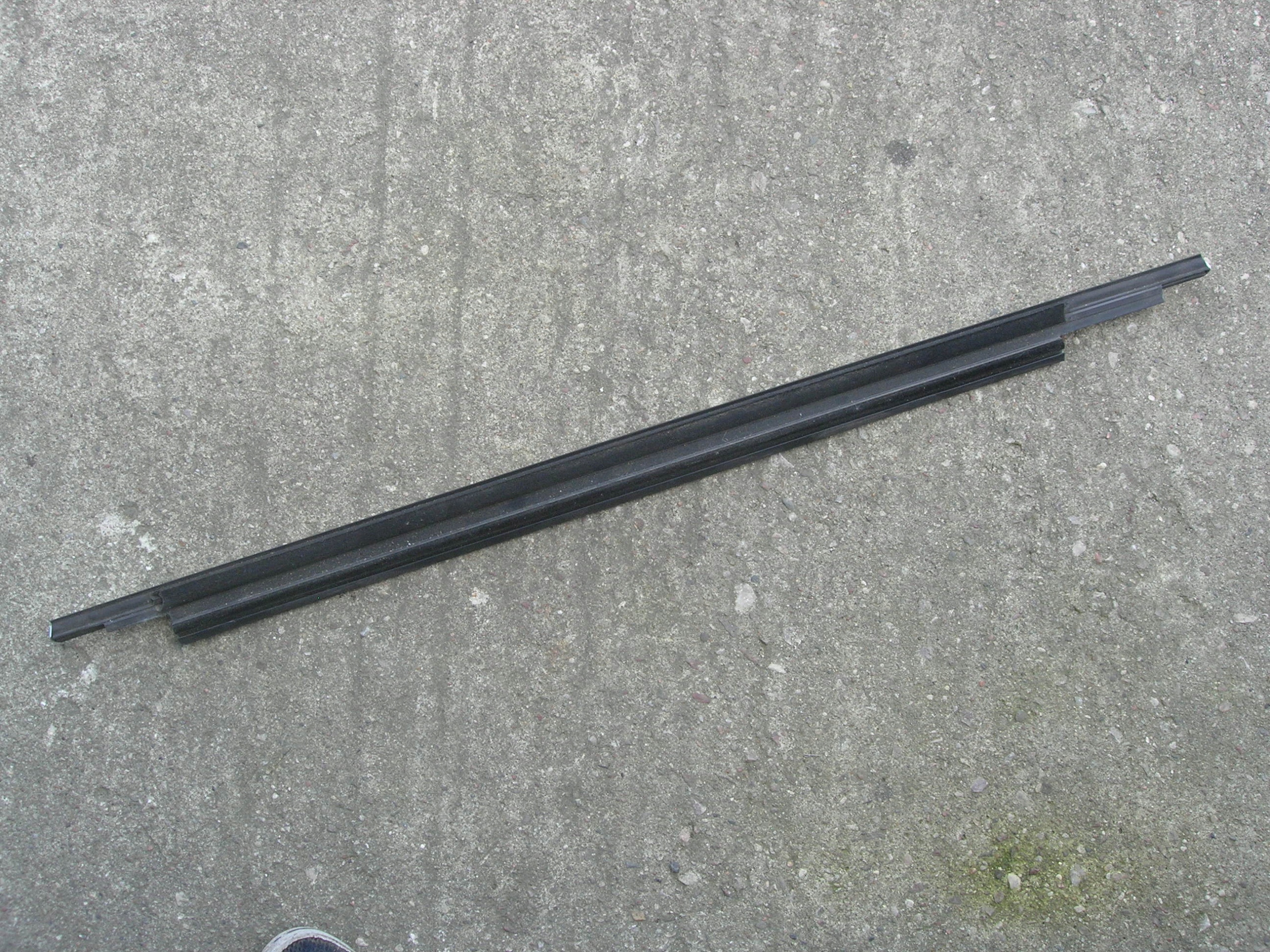 LISTWA ZGARNIAJĄCA SZYBY RT AUDI A3 8V4853764 WAW Numer katalogowy części 8V4853764