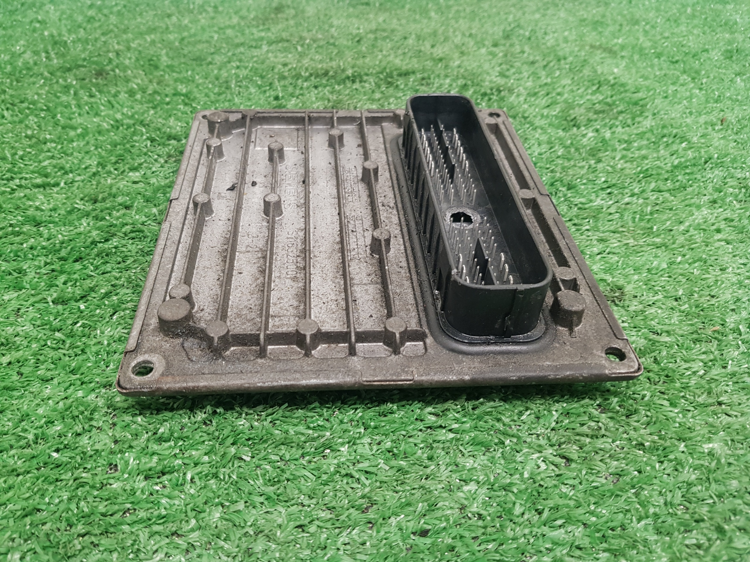 computer of the engine control unit FORD FIESTA MK 6 6S61-12A650-NC