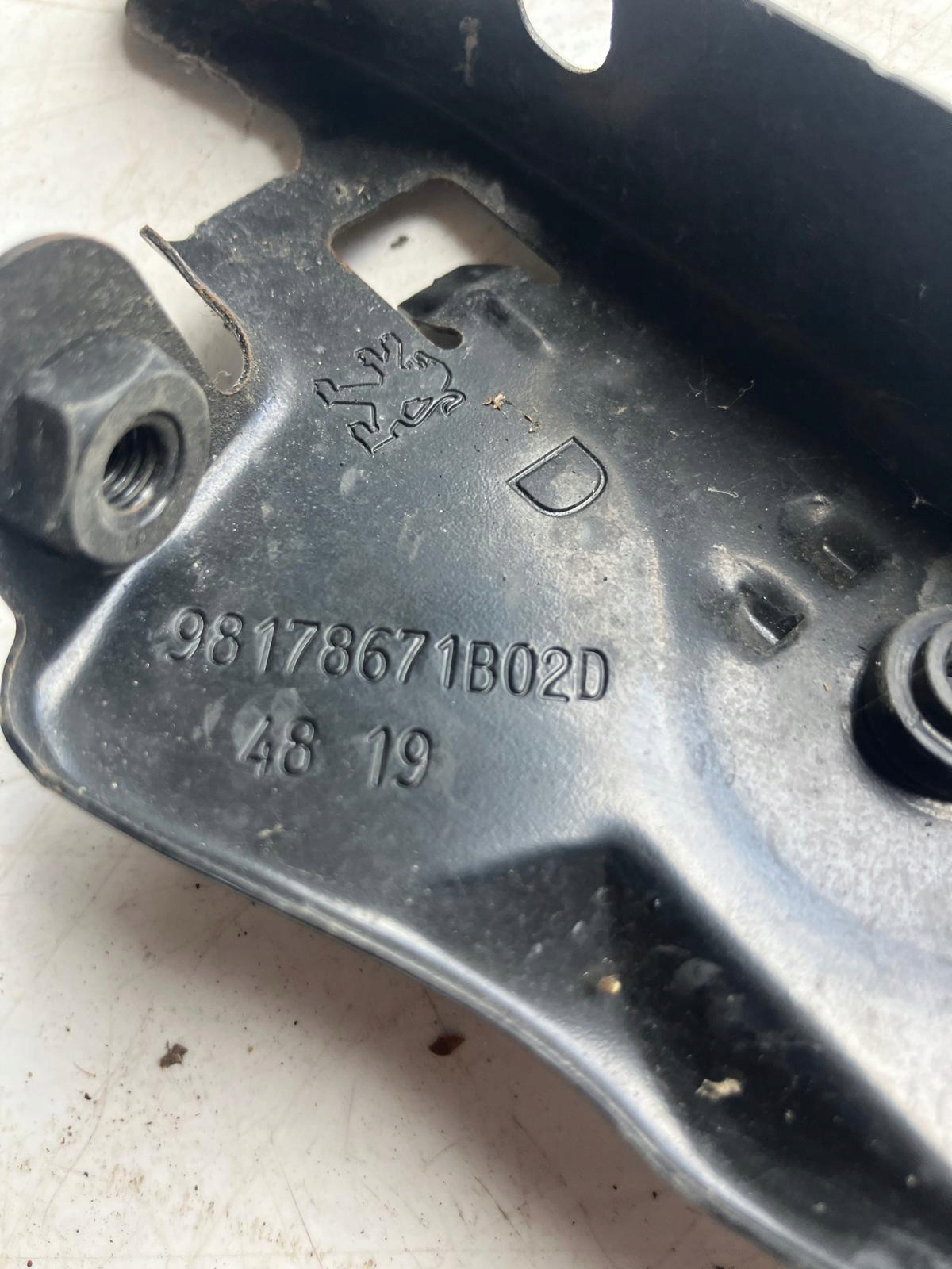 bumper bracket right front PEUGEOT 308 T9 LIFT 98178671