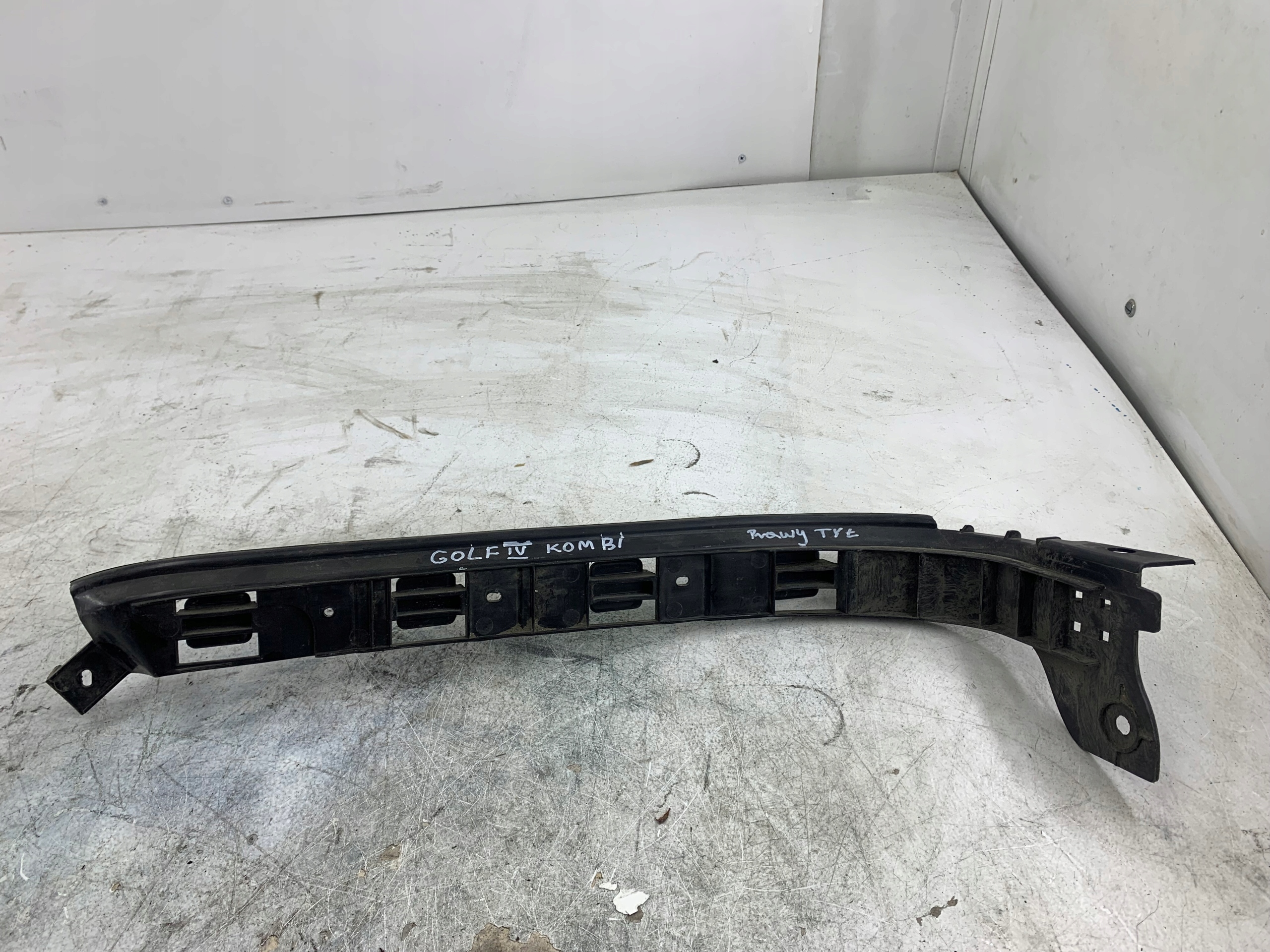 VW GOLF IV KOMBI bumper bracket right rear part