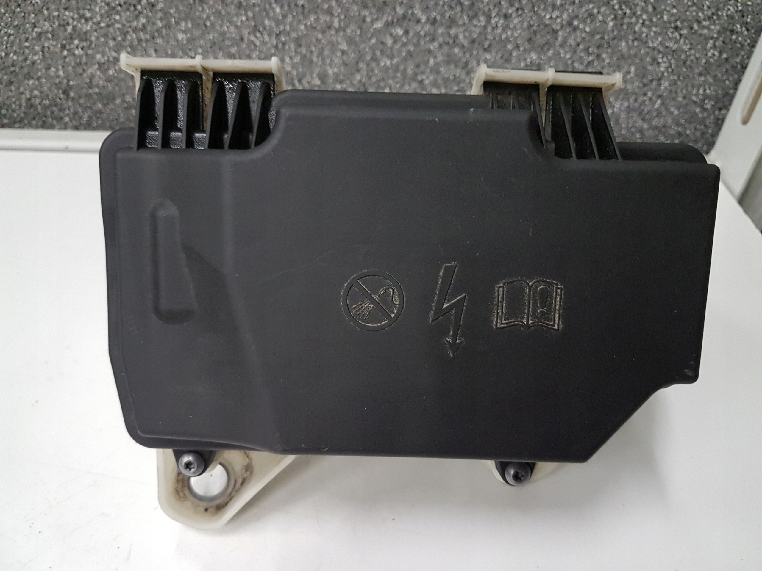 SKRZYNKA BEZPIECZNIKÓW MERCEDES C-KLASA W205 14-