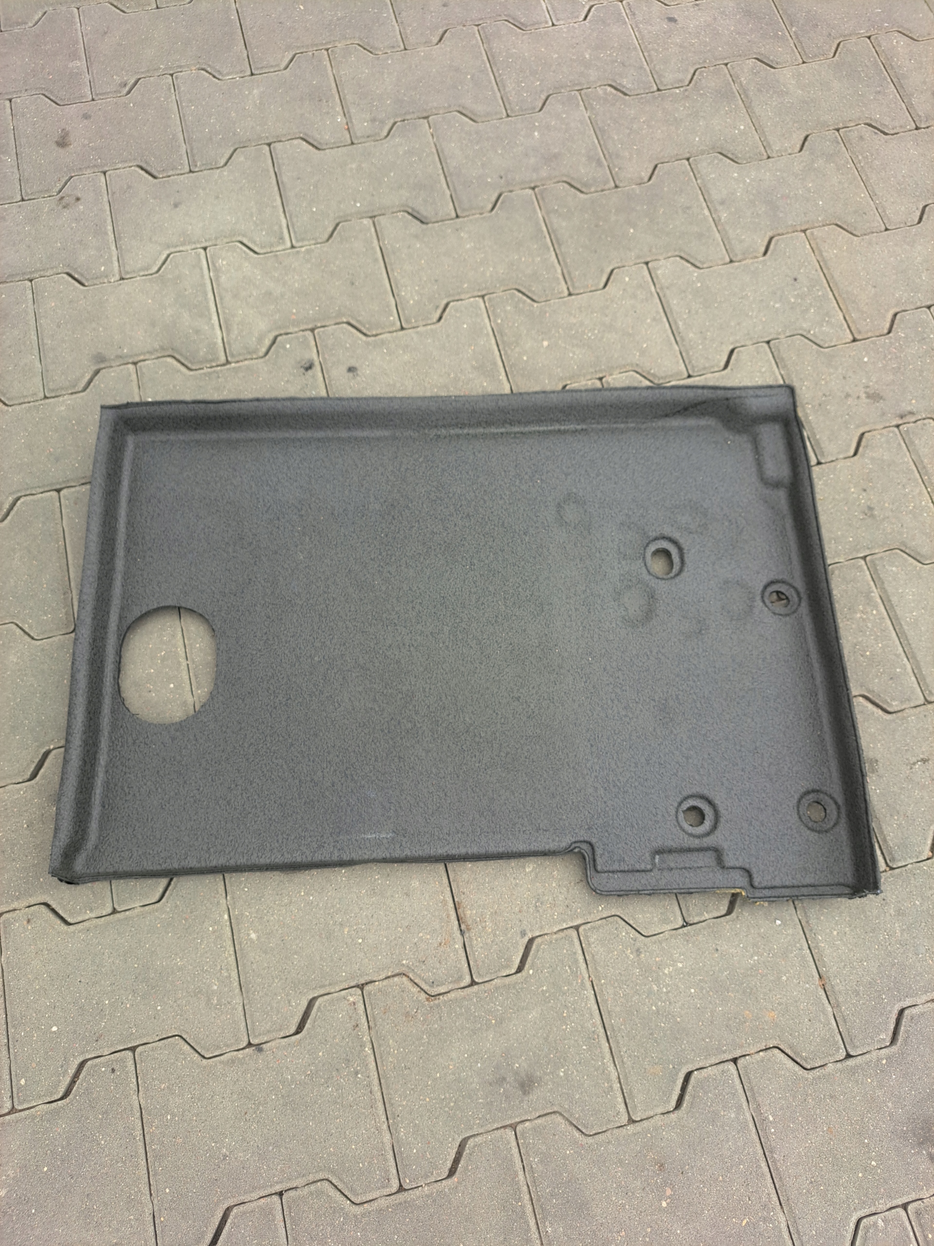 WYKŁADZINA MATA LEWA SCHOWKA KABINY VOLVO FH 4