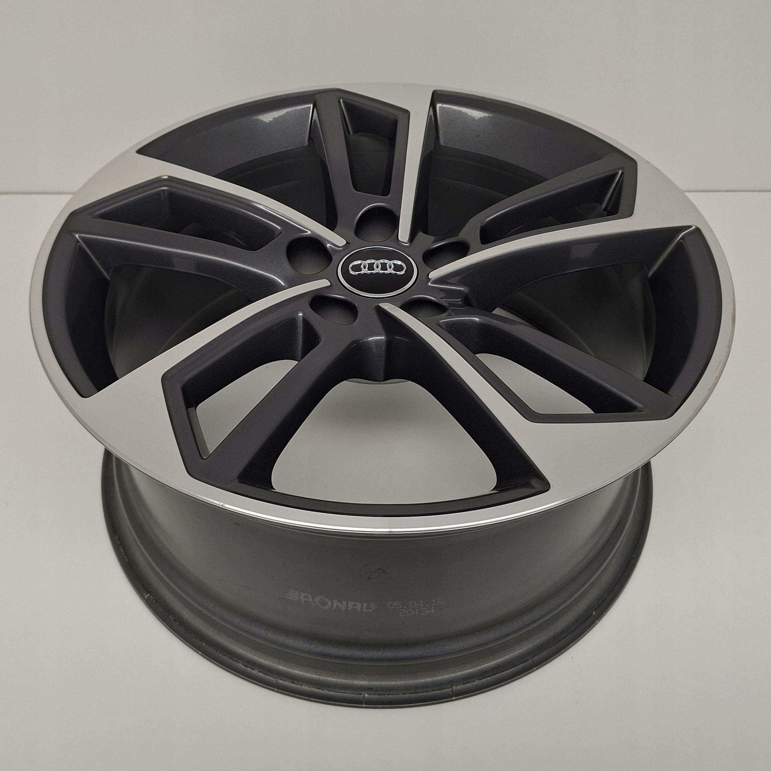 AUDI A4 18" 8W0601025J disk hliníkový