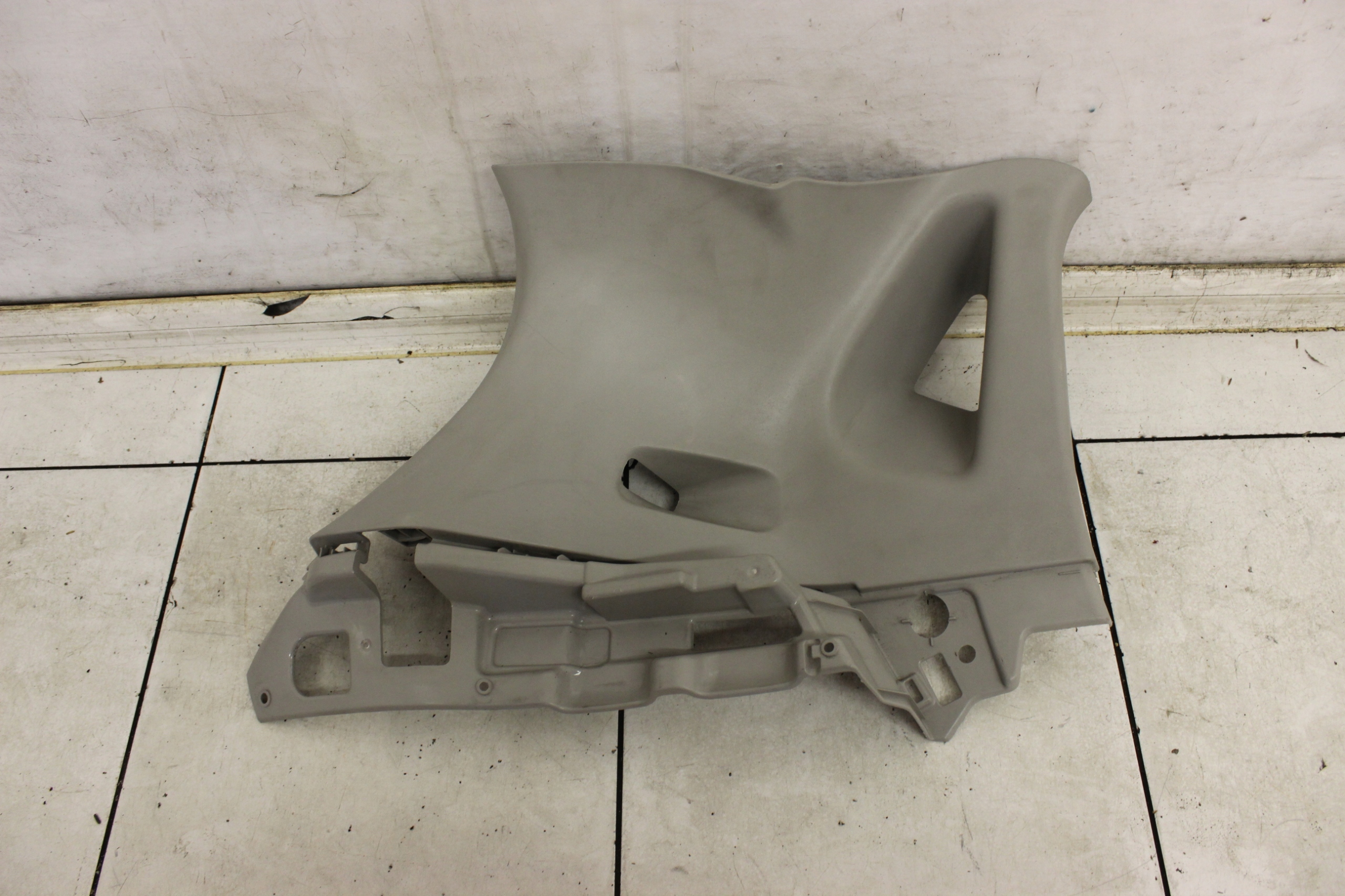 769358811R - RENAULT CLIO IV 17R 5D 1.2 КРЫШКА СТОЙКИ ЛЕВАЯ ЗАДНЯЯ