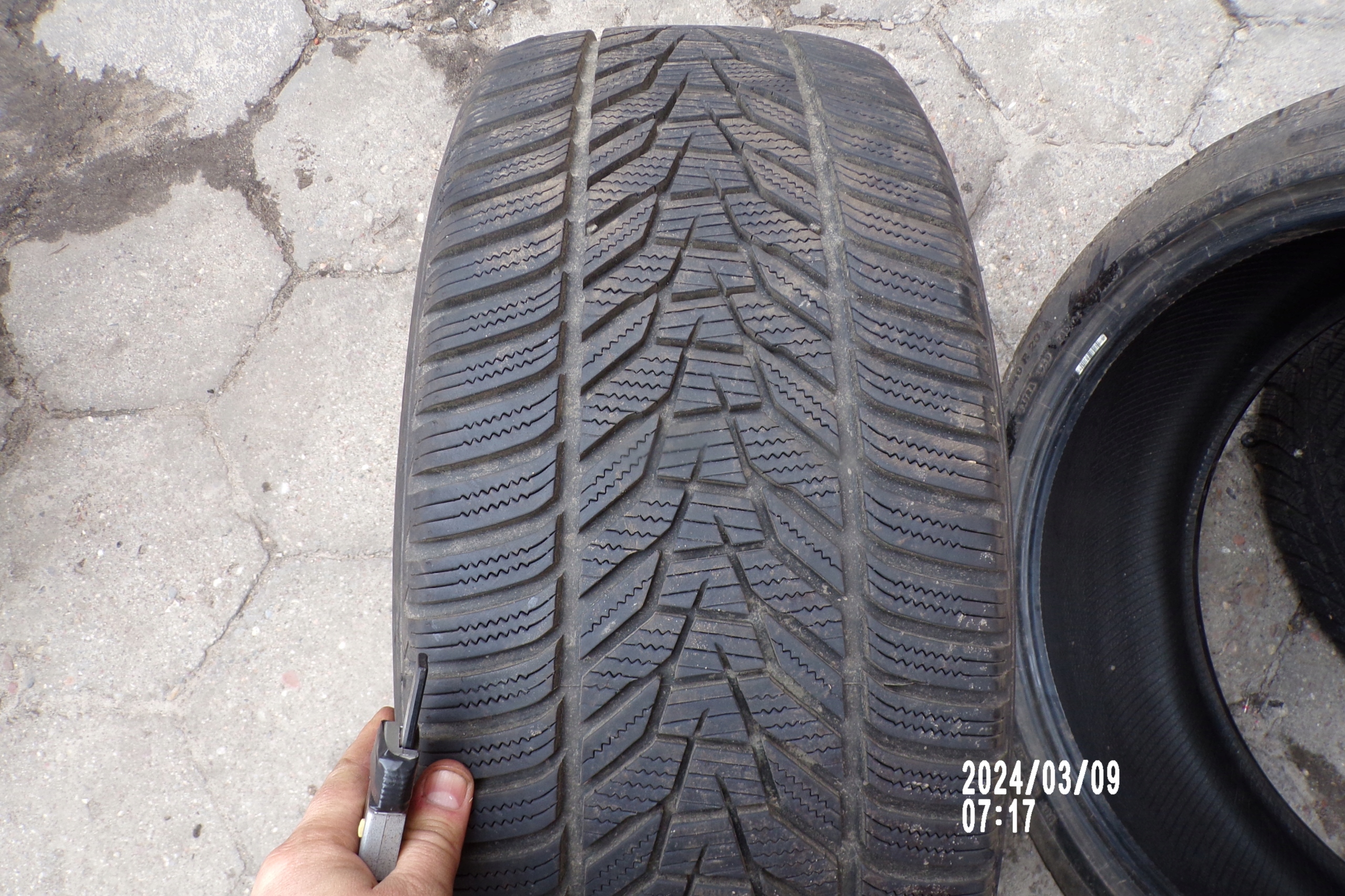 Opona 19 Hankook WinterIceptEvo3 255/45/19 104V 2023r 7,7mm