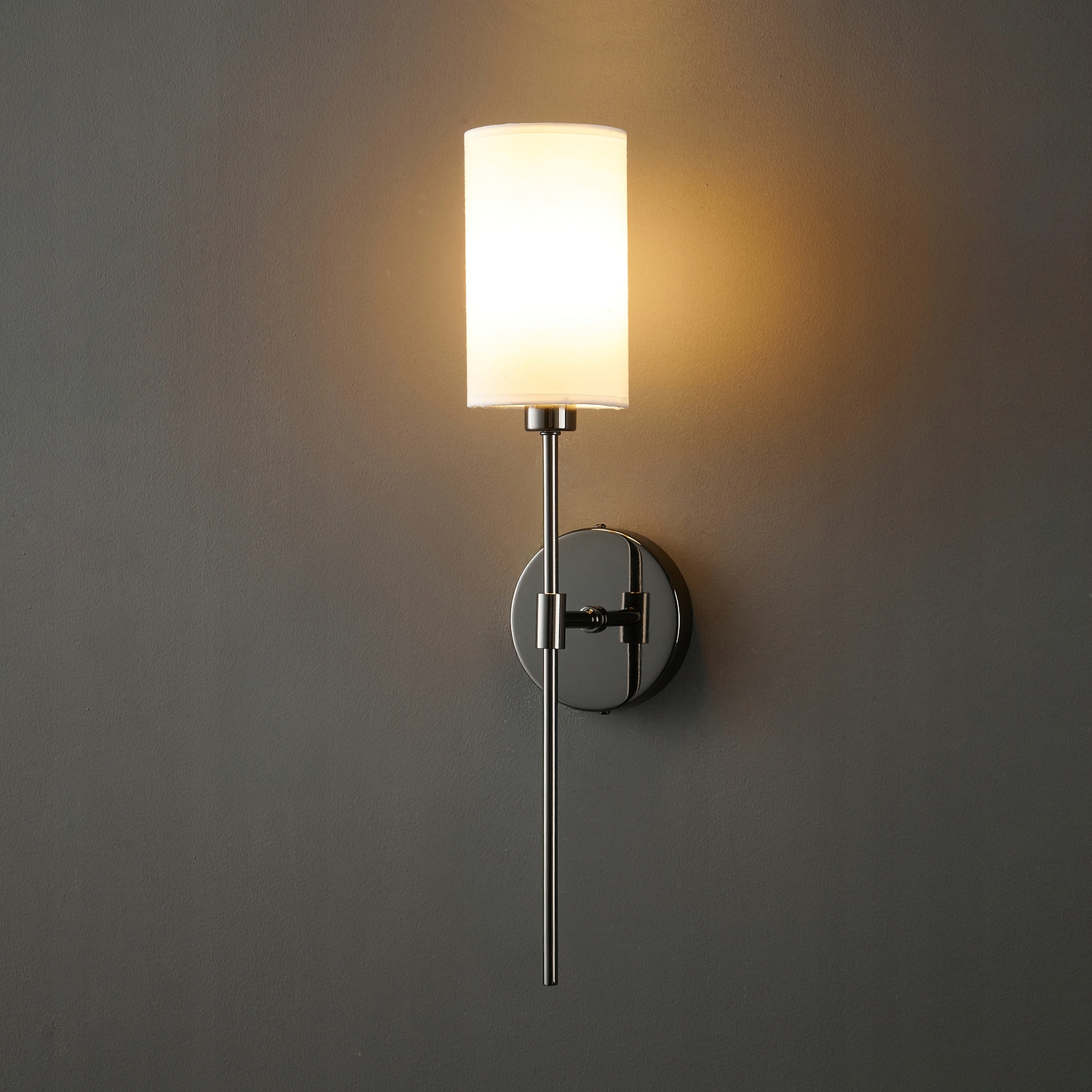 Lesklá čierna nástenná lampa Darling s bielym tienidlom do hotela a reštaurácie