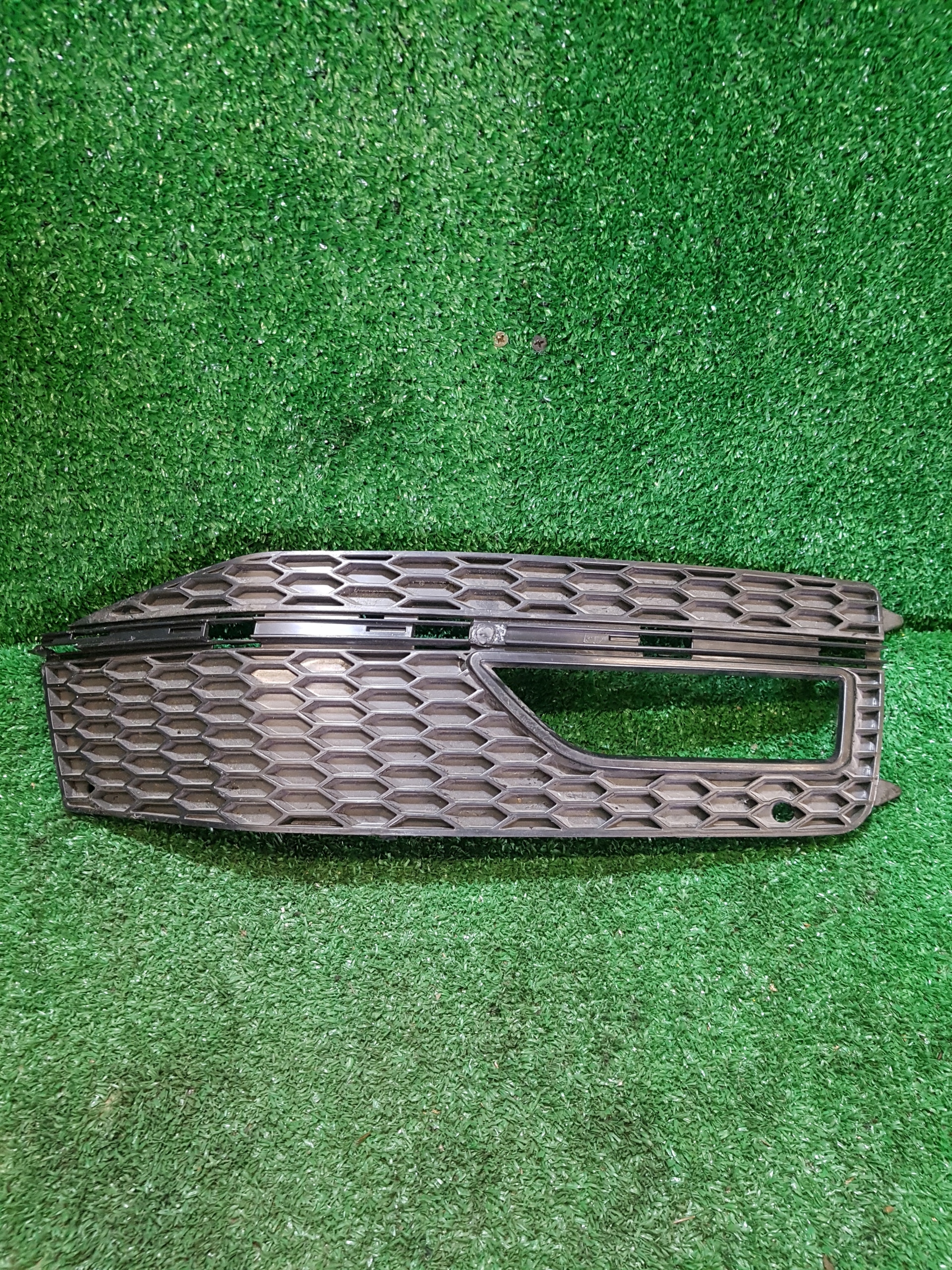 grid of a bumper left AUDI A4 B8 S-LINE 8K0807682M