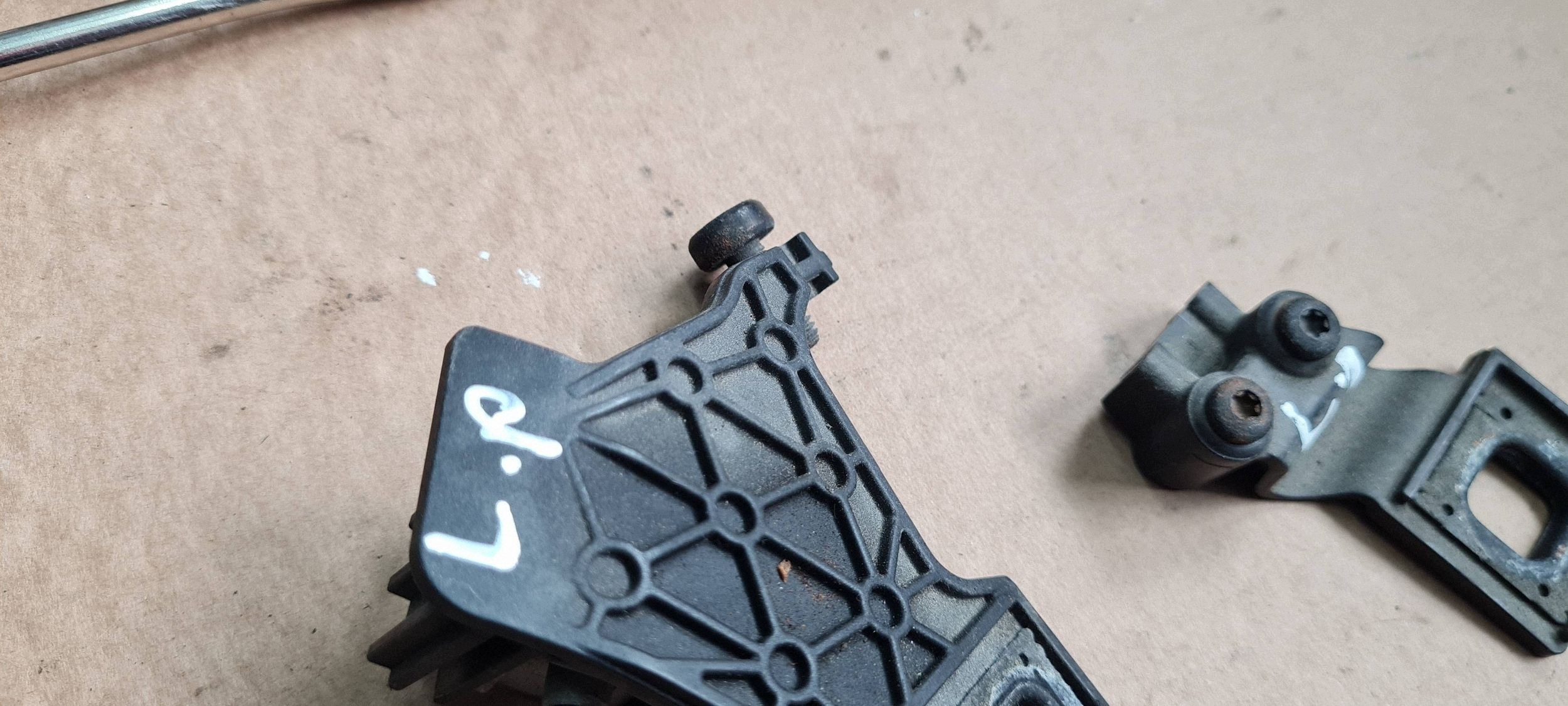 A5 8T LIFT bracket hook holder lights left front 1301330049 A4 B8 LIFT