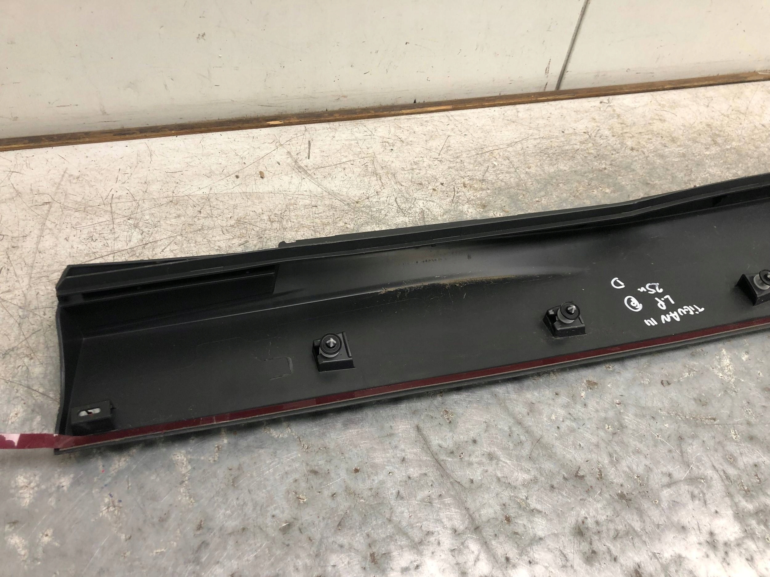 moulding door left front VW TIGUAN III 571854939C