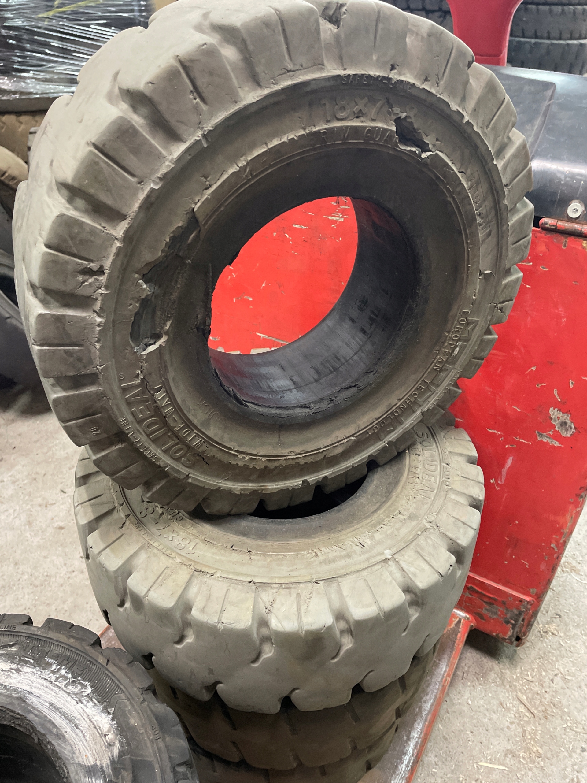 Opona pełna 18X7-8 180/70-8 Solideal masyw Marka Solideal