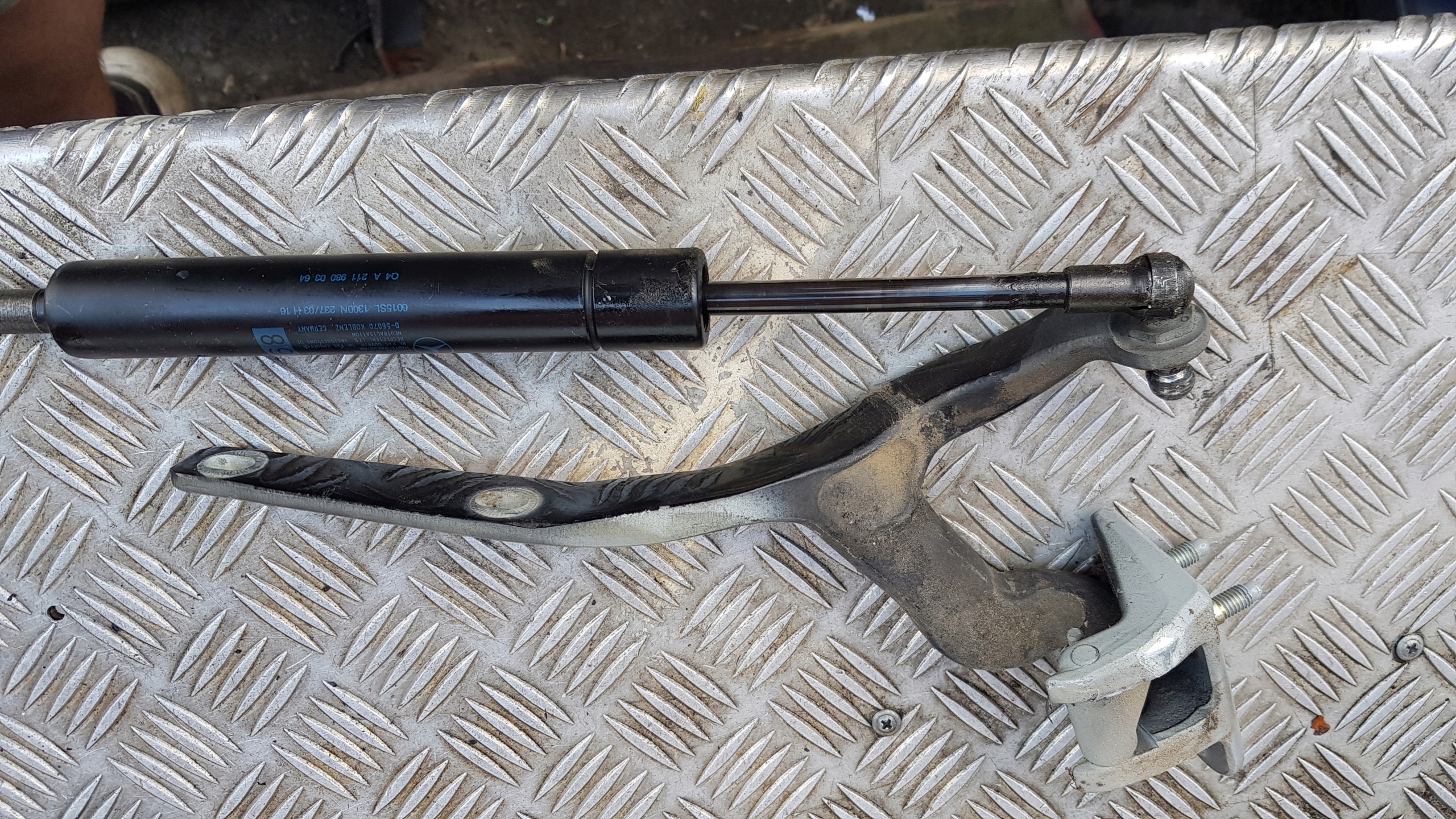 MERCEDES W211 KOMBI hinge bonnet boot left / right damper 1SZTUKA