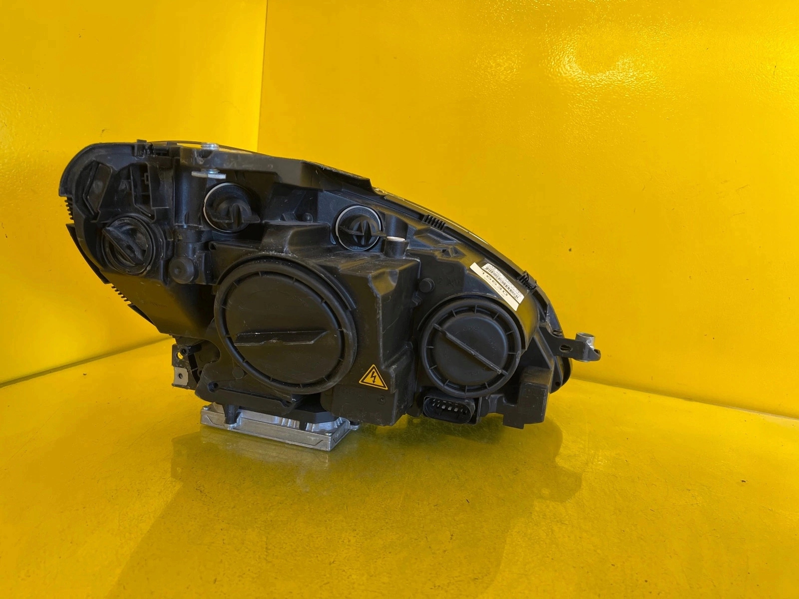 light left MERCEDES W204 C-Klasa 11-14 XENON A2048207561