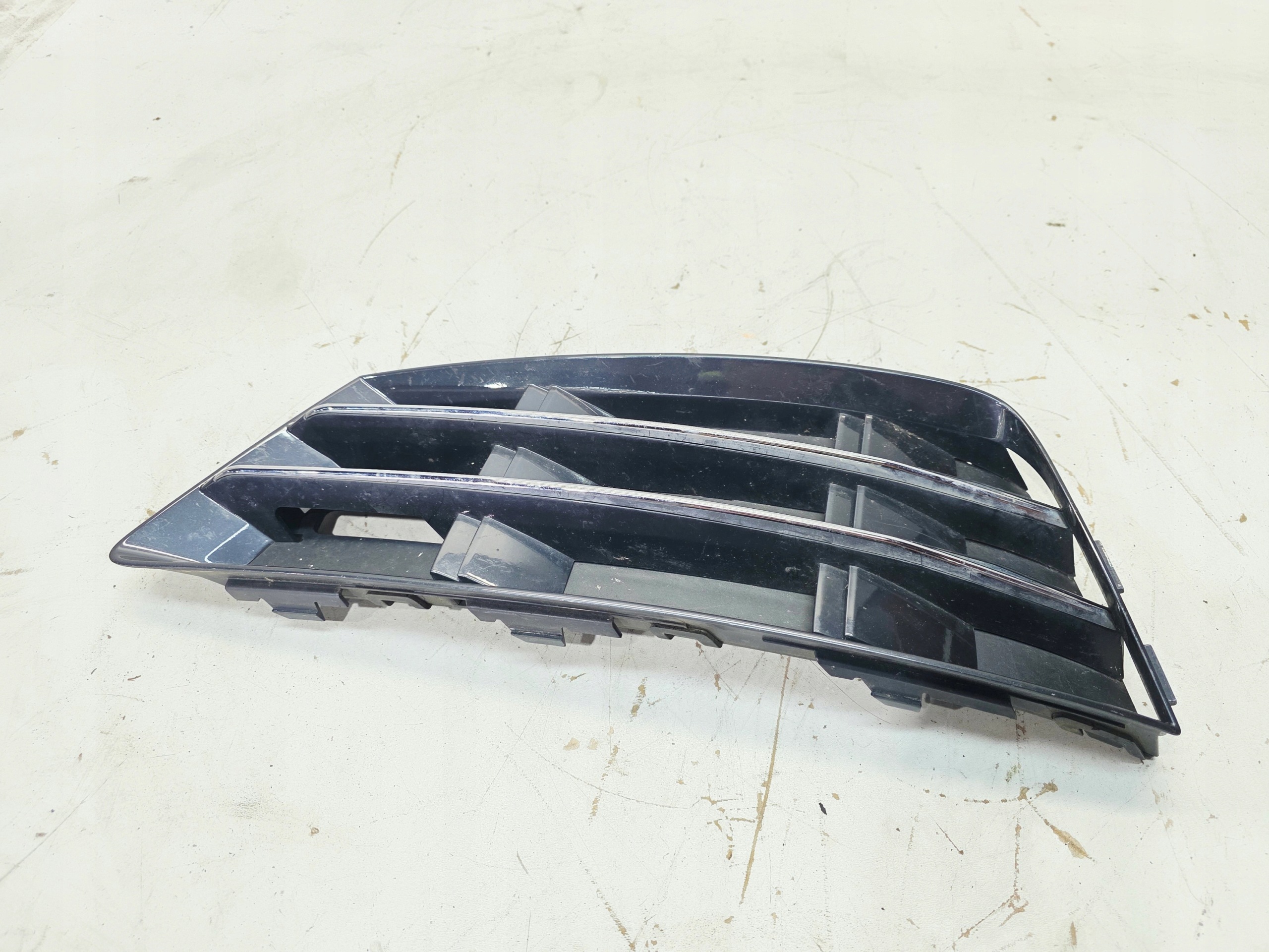 grid grille of a bumper left front AUDI A4 B9 8W0807681R