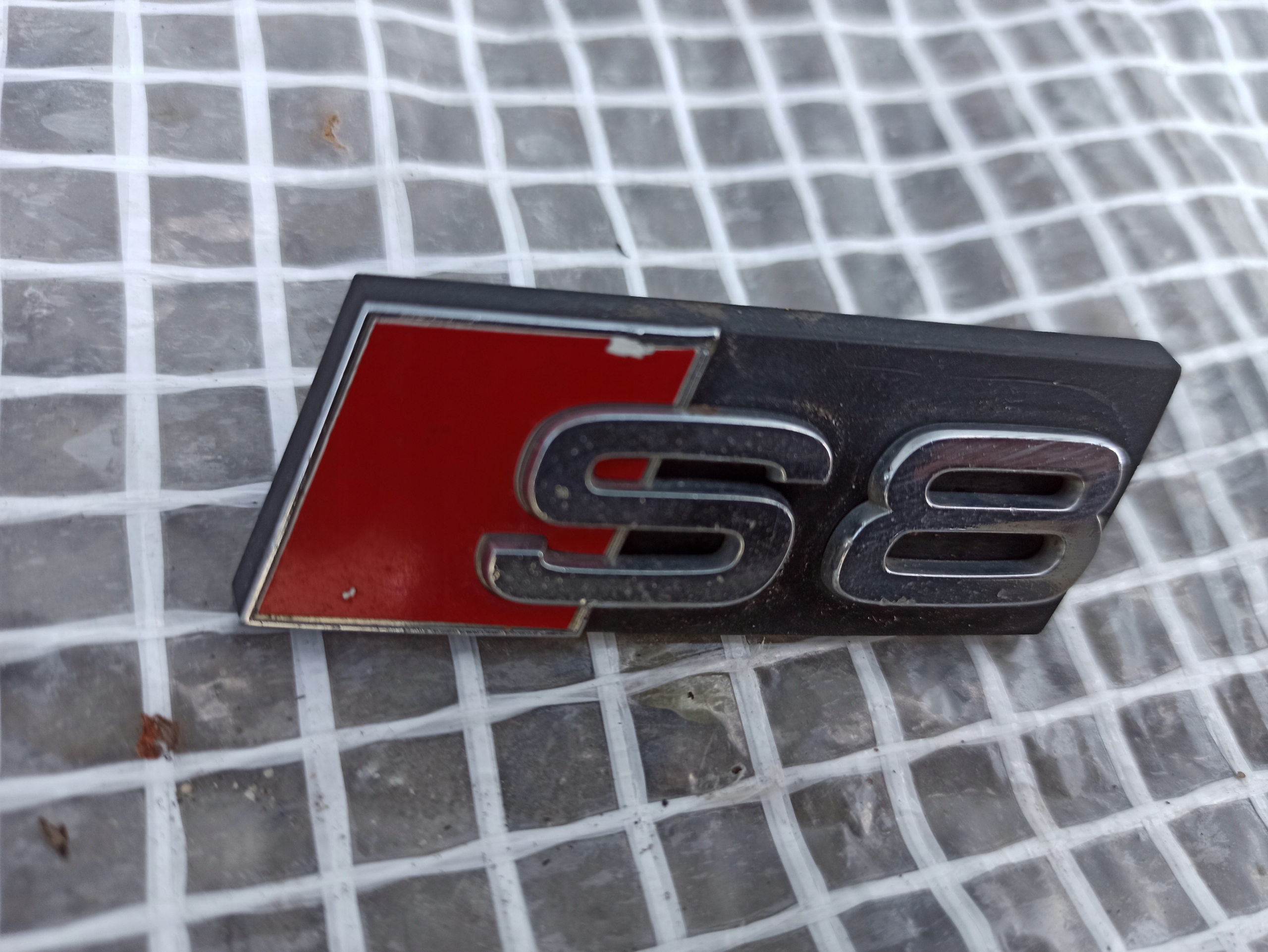 AUDI S8 D3 EMBLEMAT ZNACZEK GRILL ATRAPY LOGO NAPIS ORYGINAŁ AUDI Numer katalogowy części AUDI S8 D3 EMBLEMAT ZNACZEK GRILL ATRAPY LOGO NAPIS ORYGINAŁ AUDI