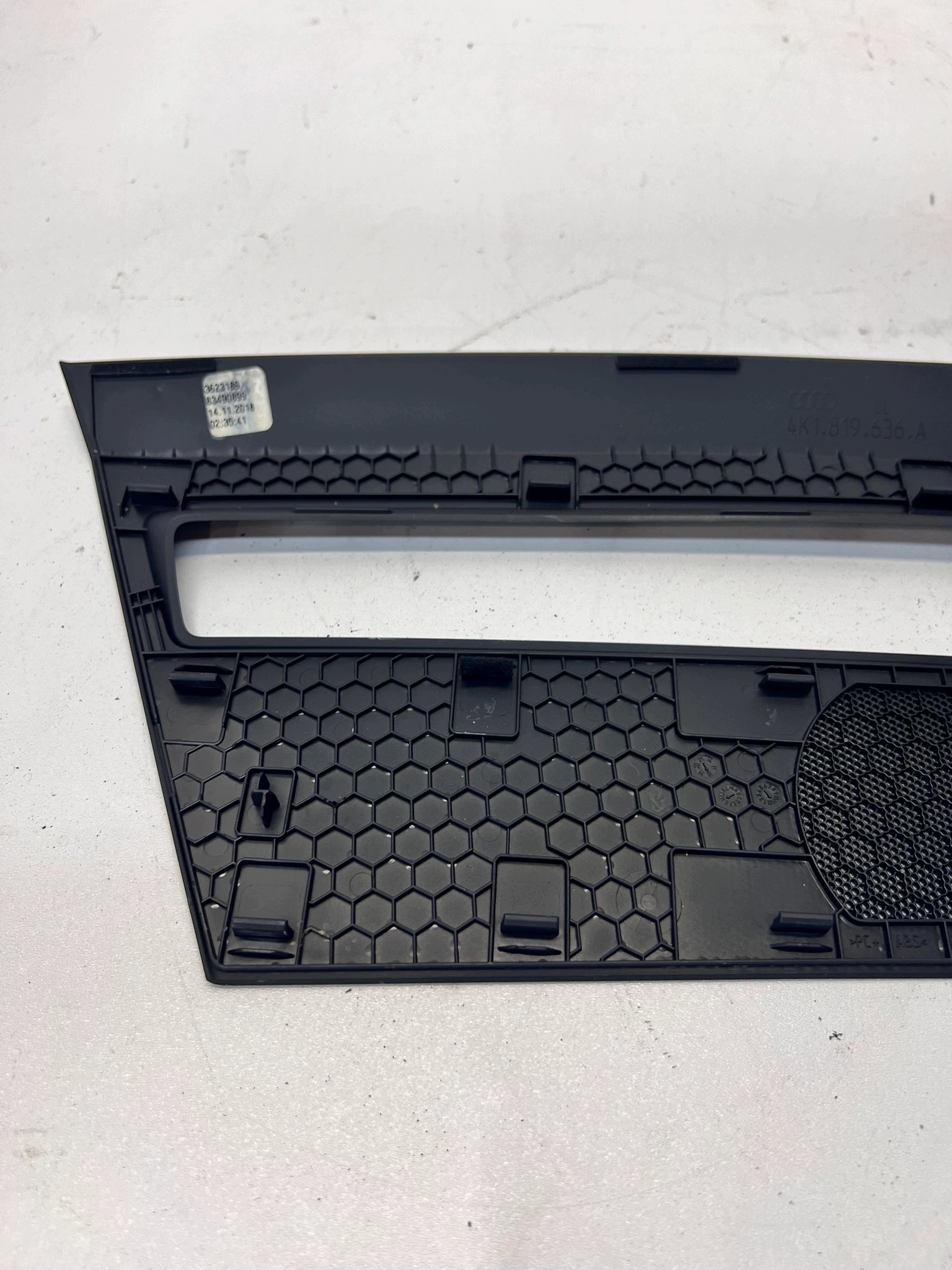 de couverture du haut parleur Central du tableau de bord AUDI A6 C8 4K1819636A