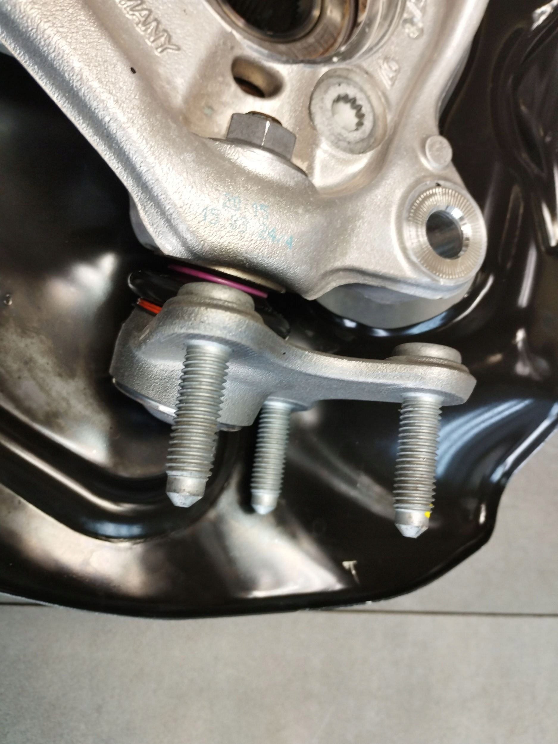 Cupra Formentor otoč levá předek čepu 5WA407257B