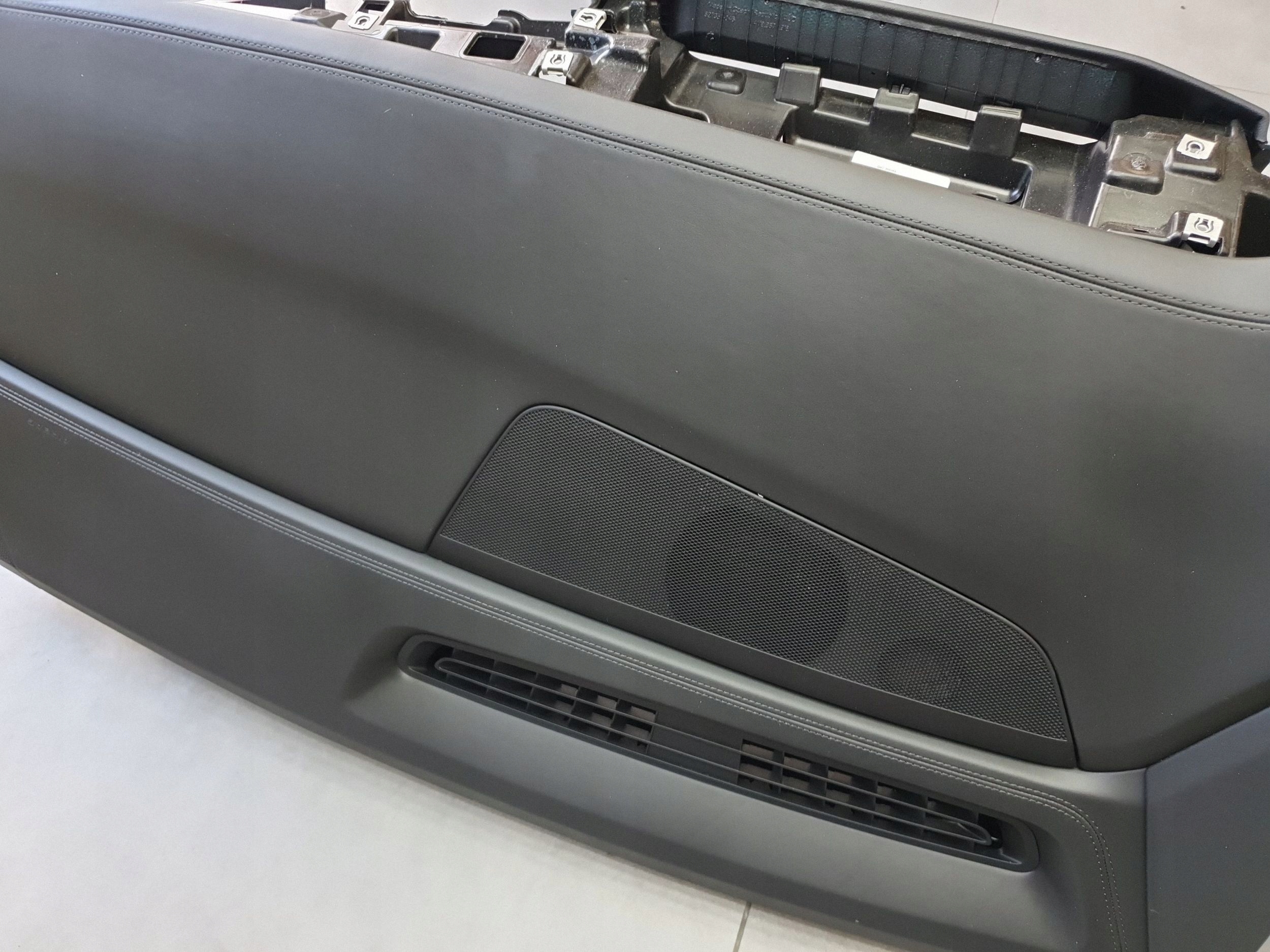 Audi Q8 dashboard instrument panel console cockpit 4M8857001S soul 33A