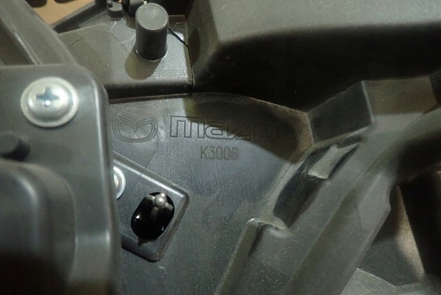 mazda oe DC3550712 решетка радиатора