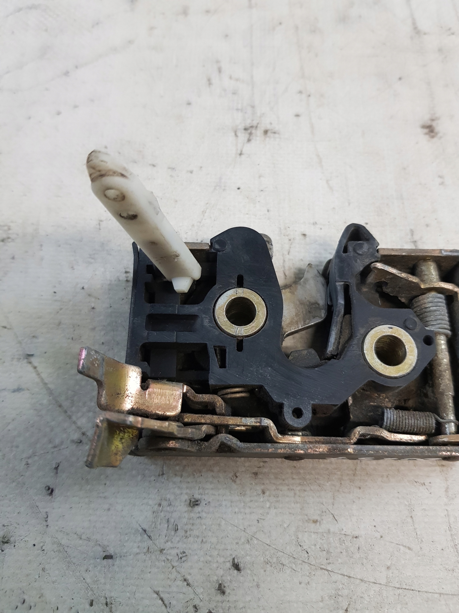 Volkswagen OE 191 837 016C lock door right front GOLF II