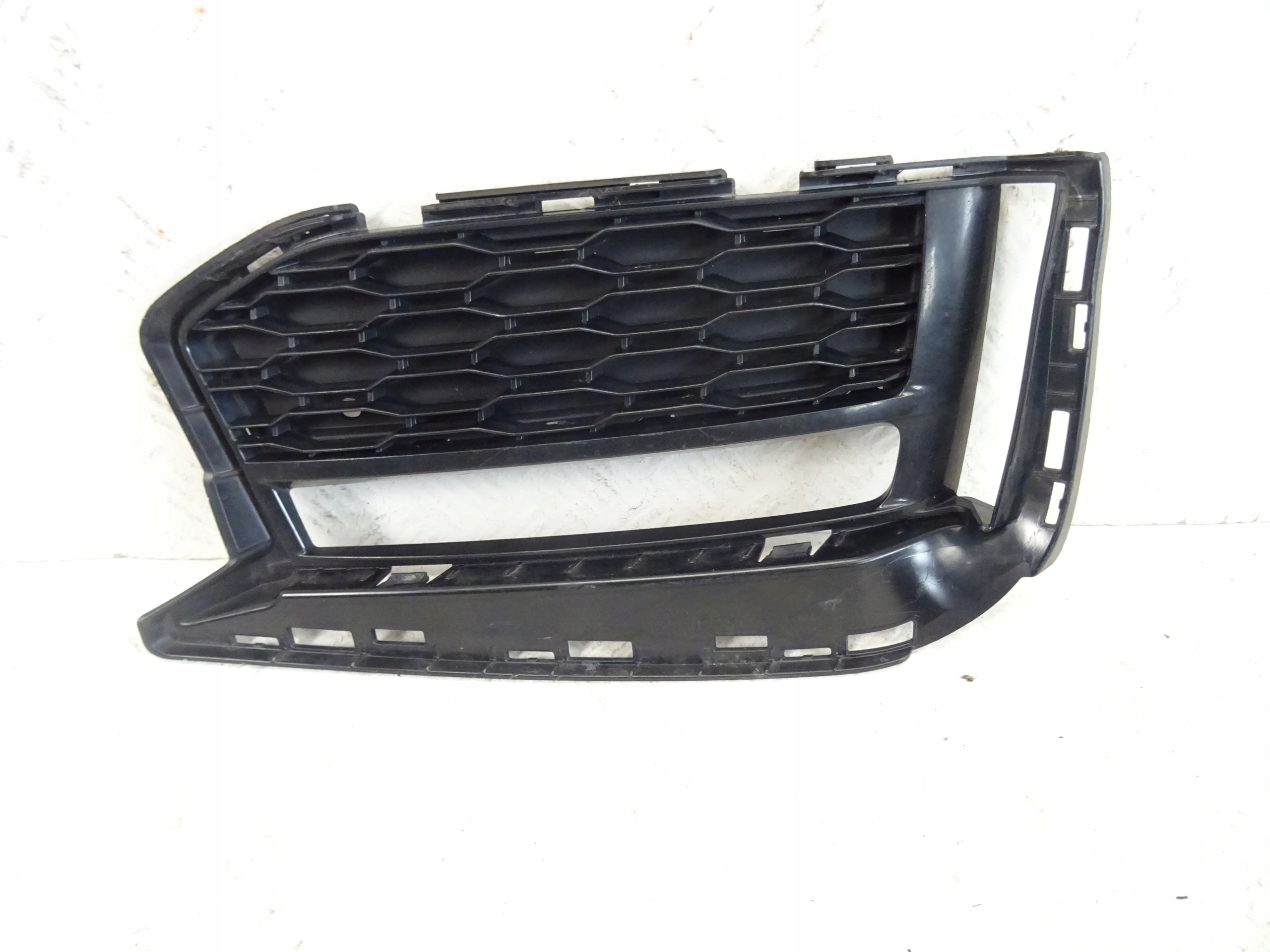 grid of a bumper front front right BMW 5 G30 G31 51118064966