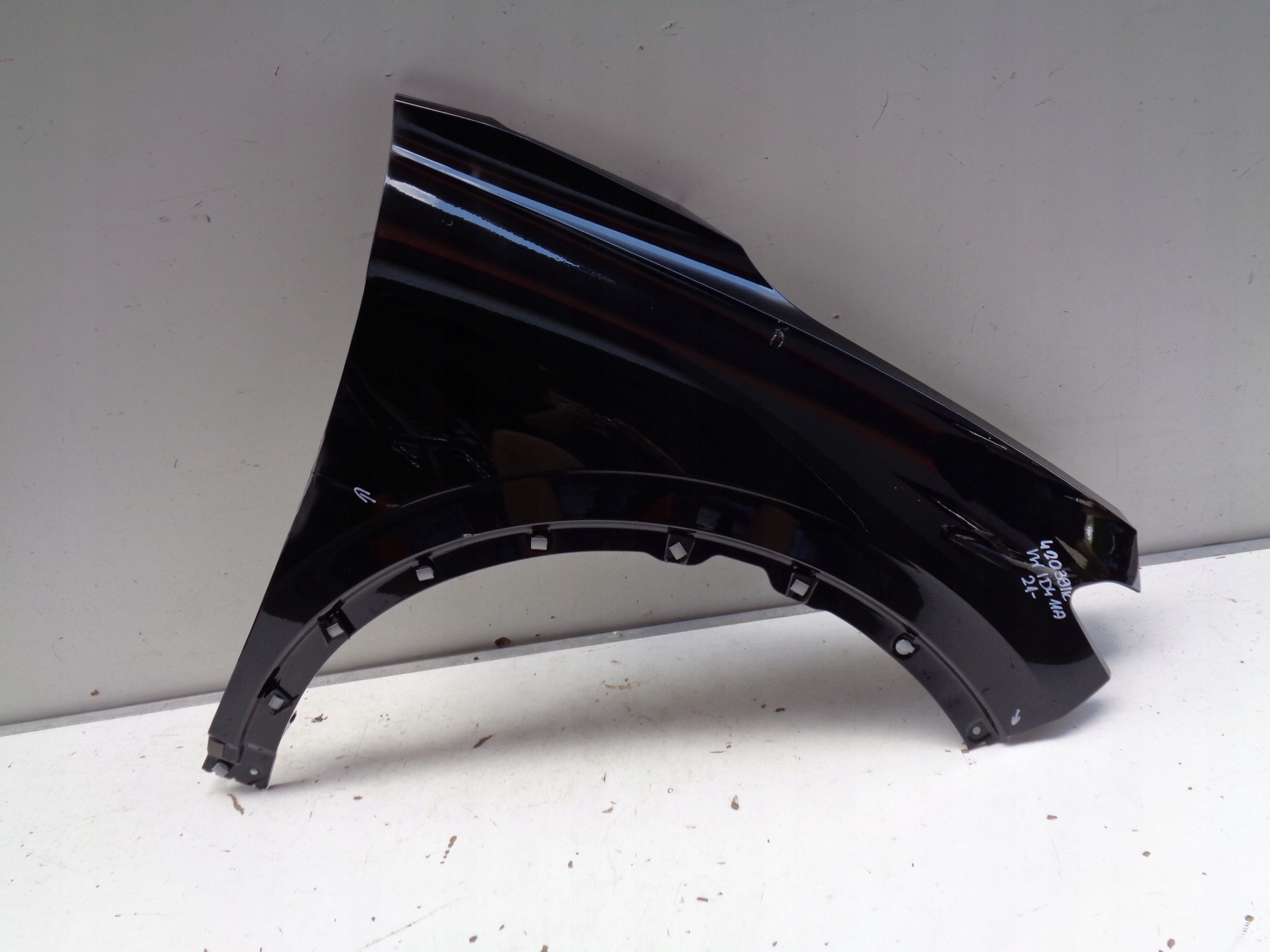 fender right front VW ID4 11A 21- NR 42039