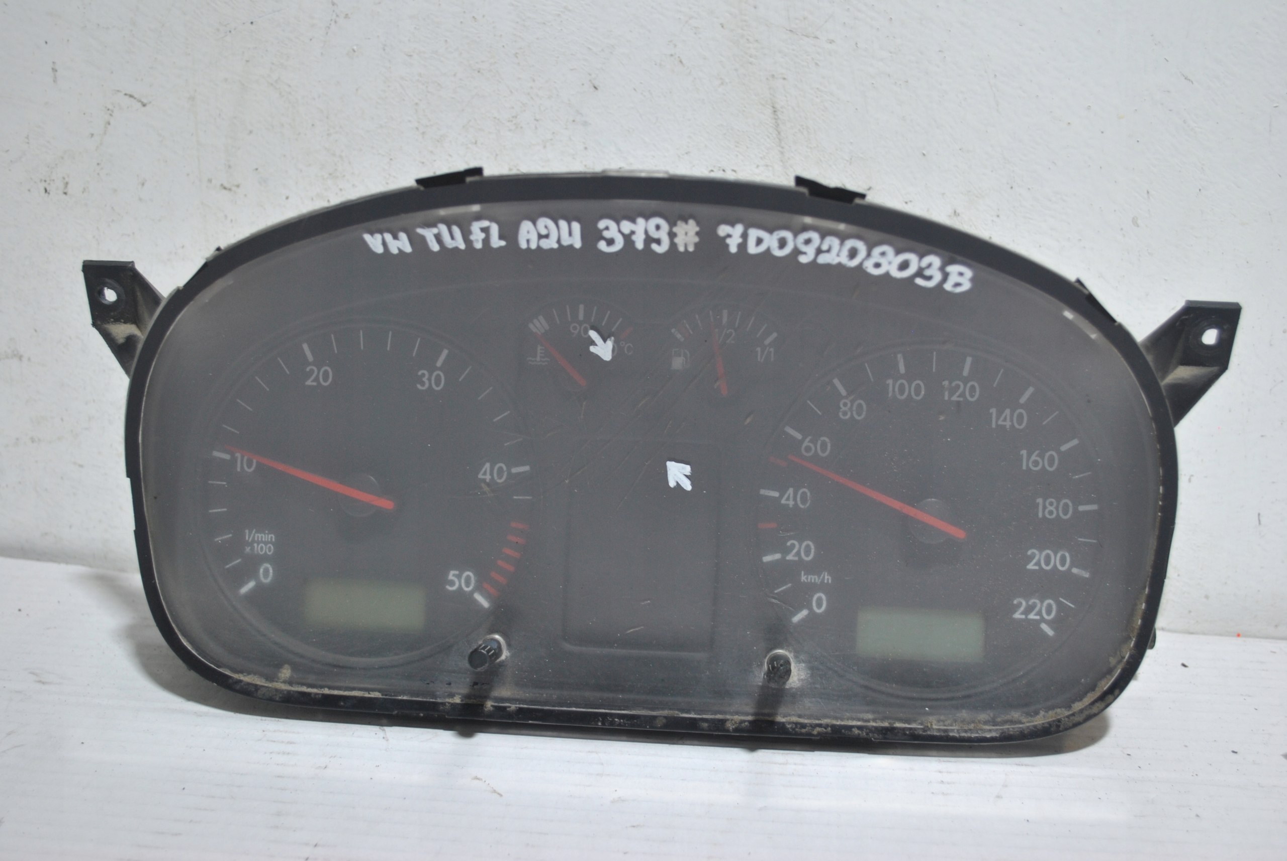 спидометр часы volkswagen oe 7D0920803B