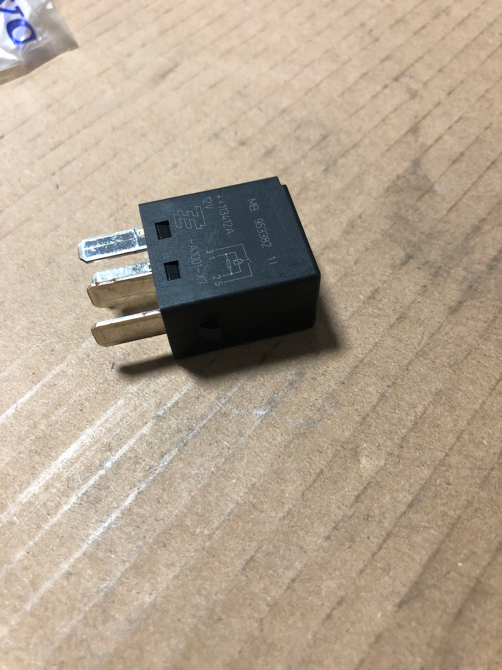 PRZEKAŹNIK ŚWIATEŁ HAMULCA VOLVO S40 V40