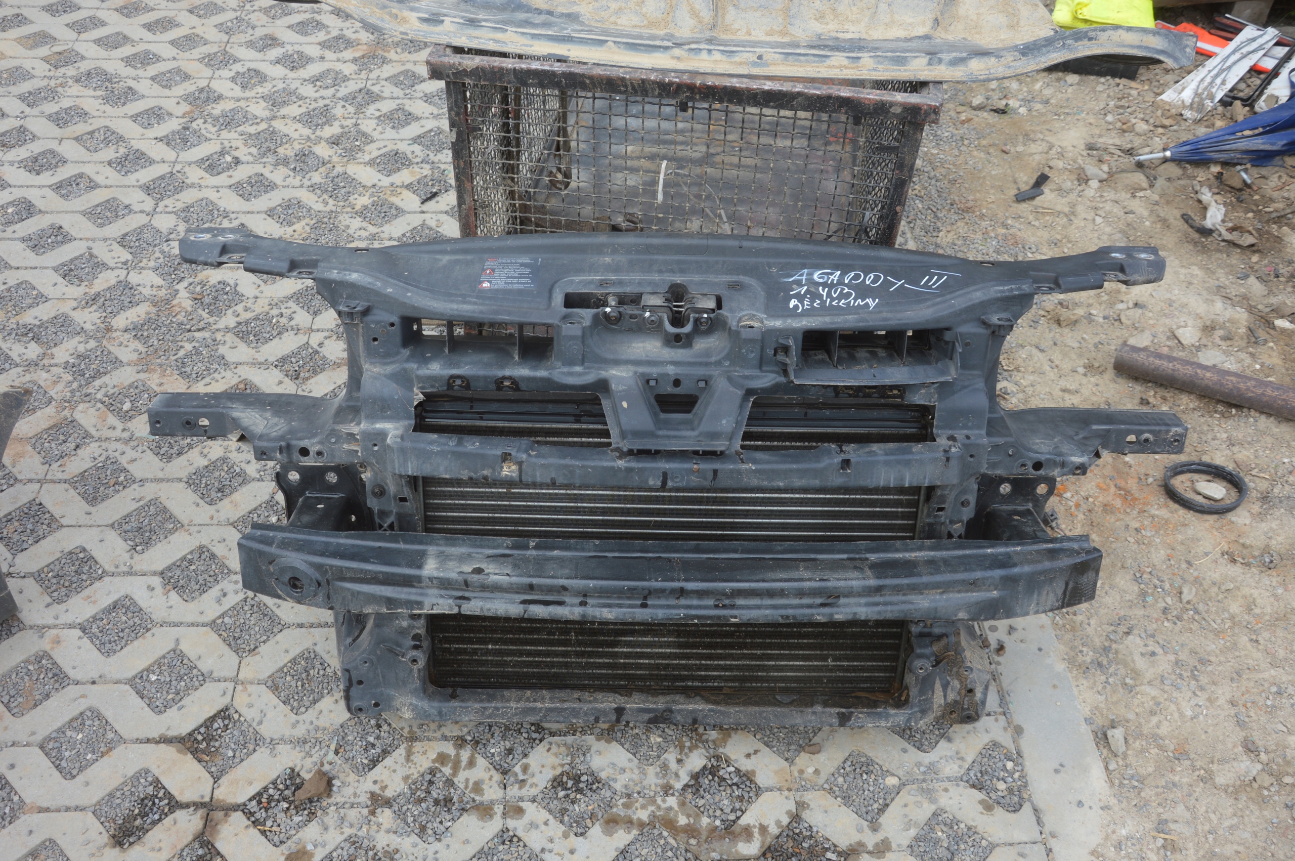 VW Caddy III 1.4B Pas przedni kompletny bez klimy