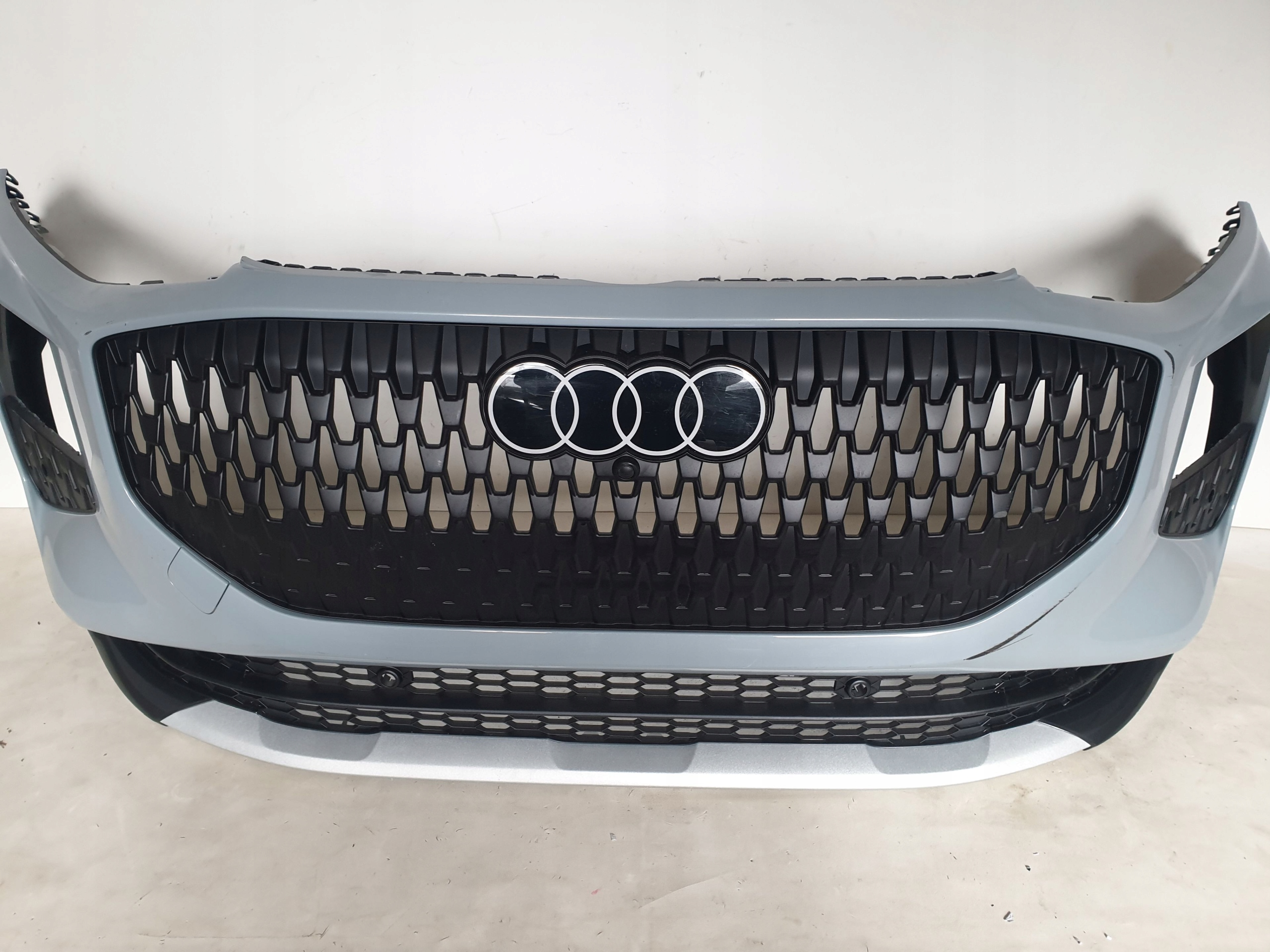 AUDI Q3 III 83H 25-> bumper front front 6 x PDC 83H807437